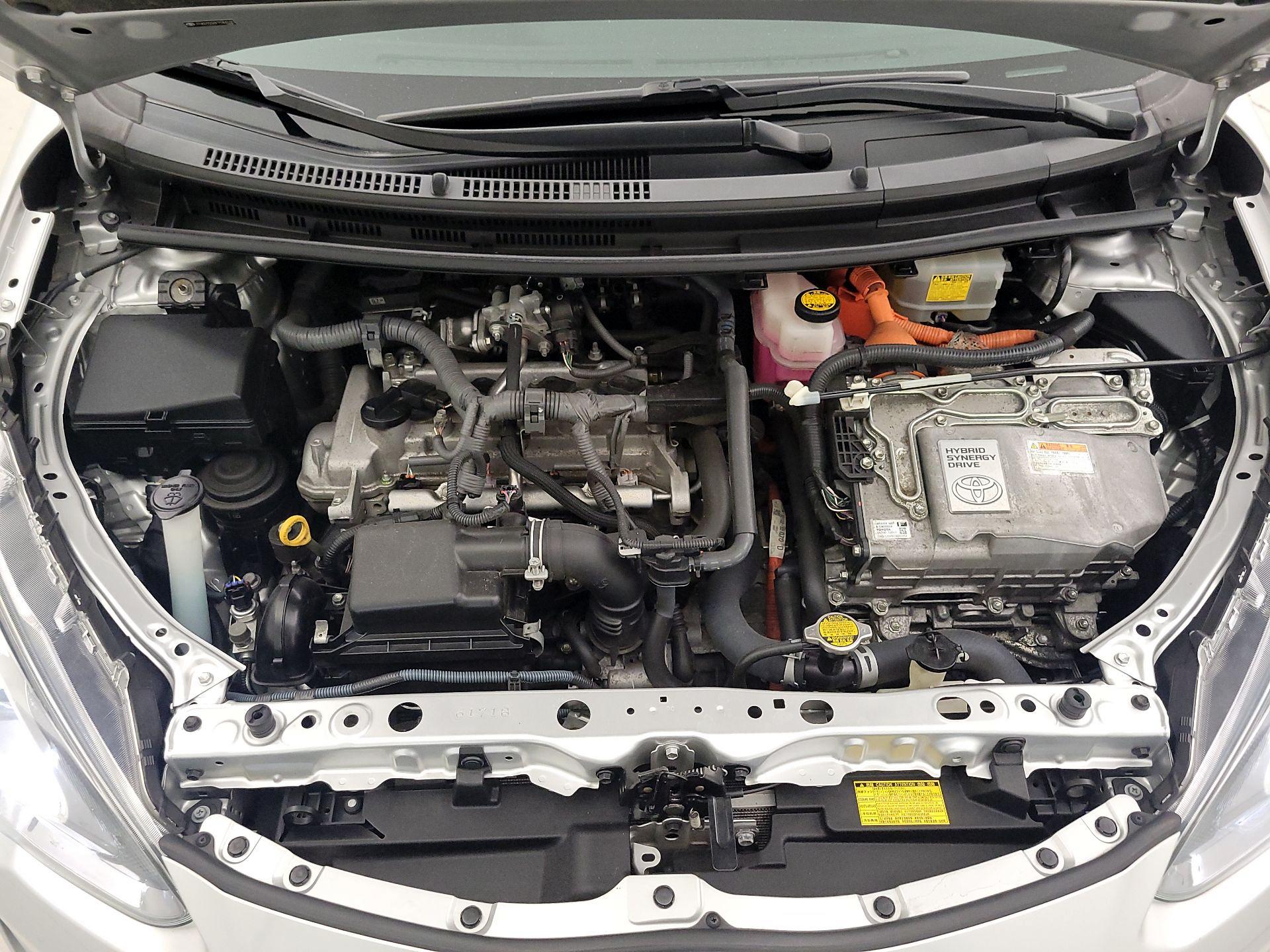 Thumbnail: 2015 Toyota Prius c - 20