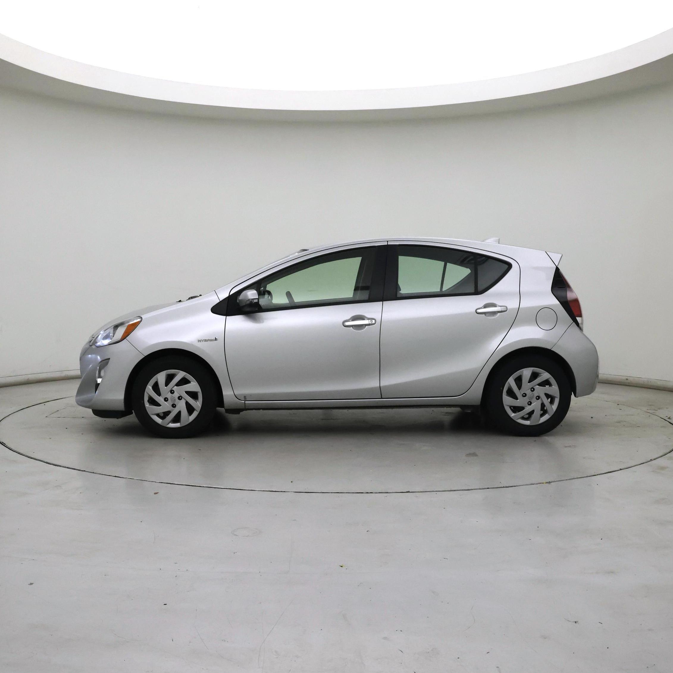 Thumbnail: 2015 Toyota Prius c - 3
