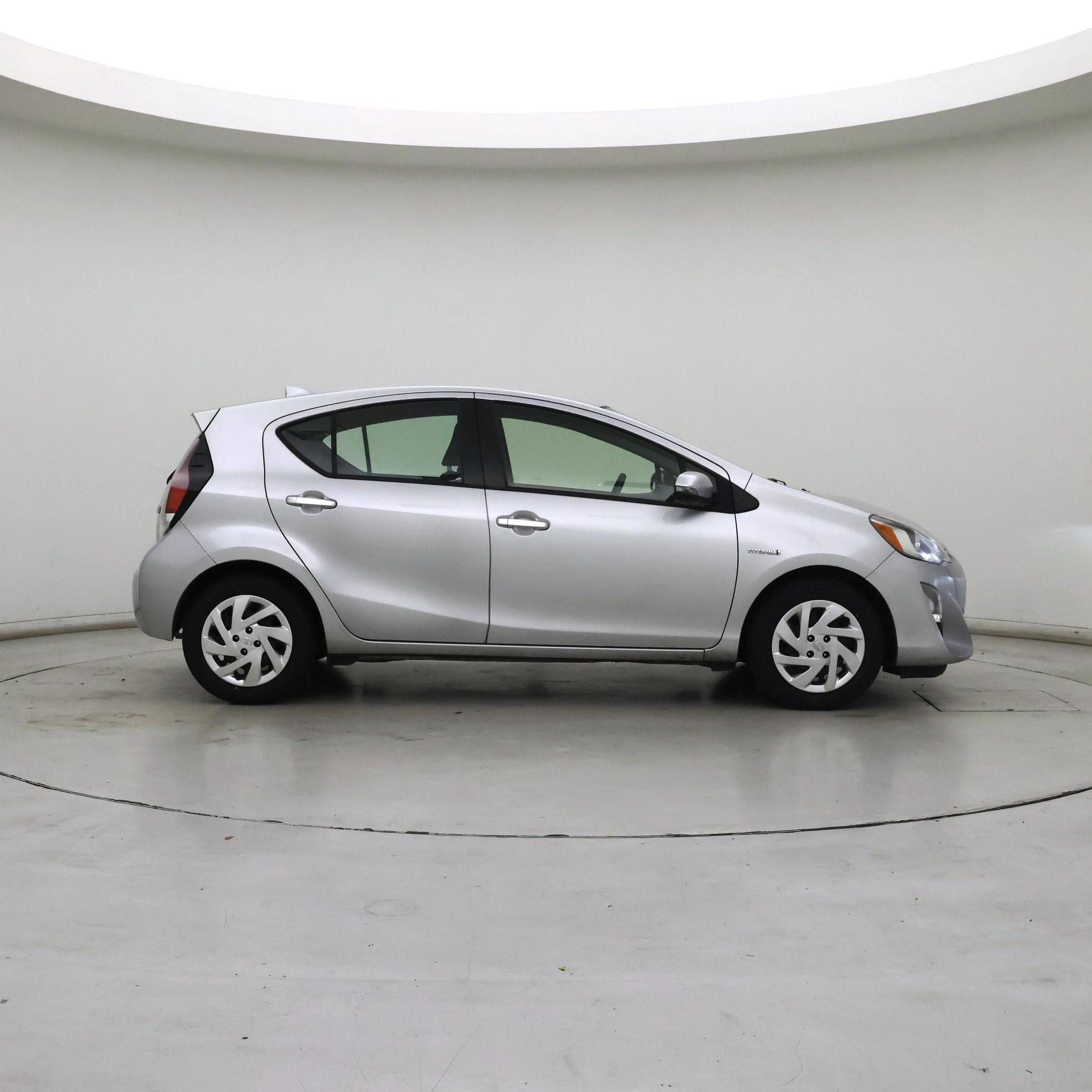 Thumbnail: 2015 Toyota Prius c - 7