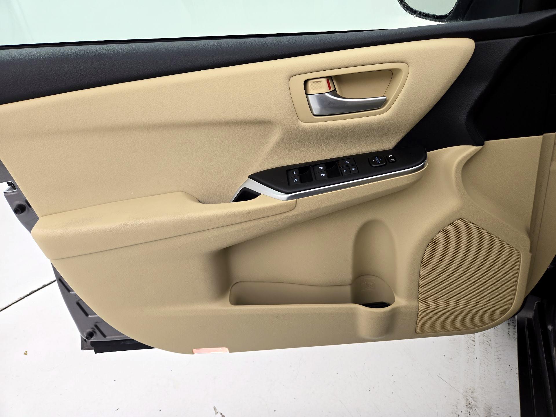 Thumbnail: 2016 Toyota Camry - 12