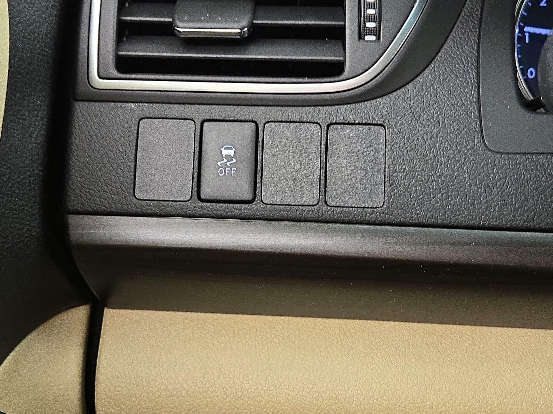 Thumbnail: 2016 Toyota Camry - 13