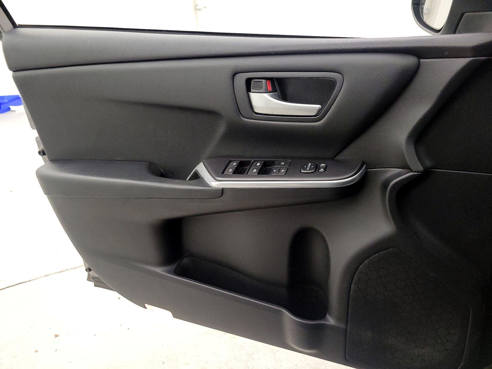 Thumbnail: 2015 Toyota Camry - 12