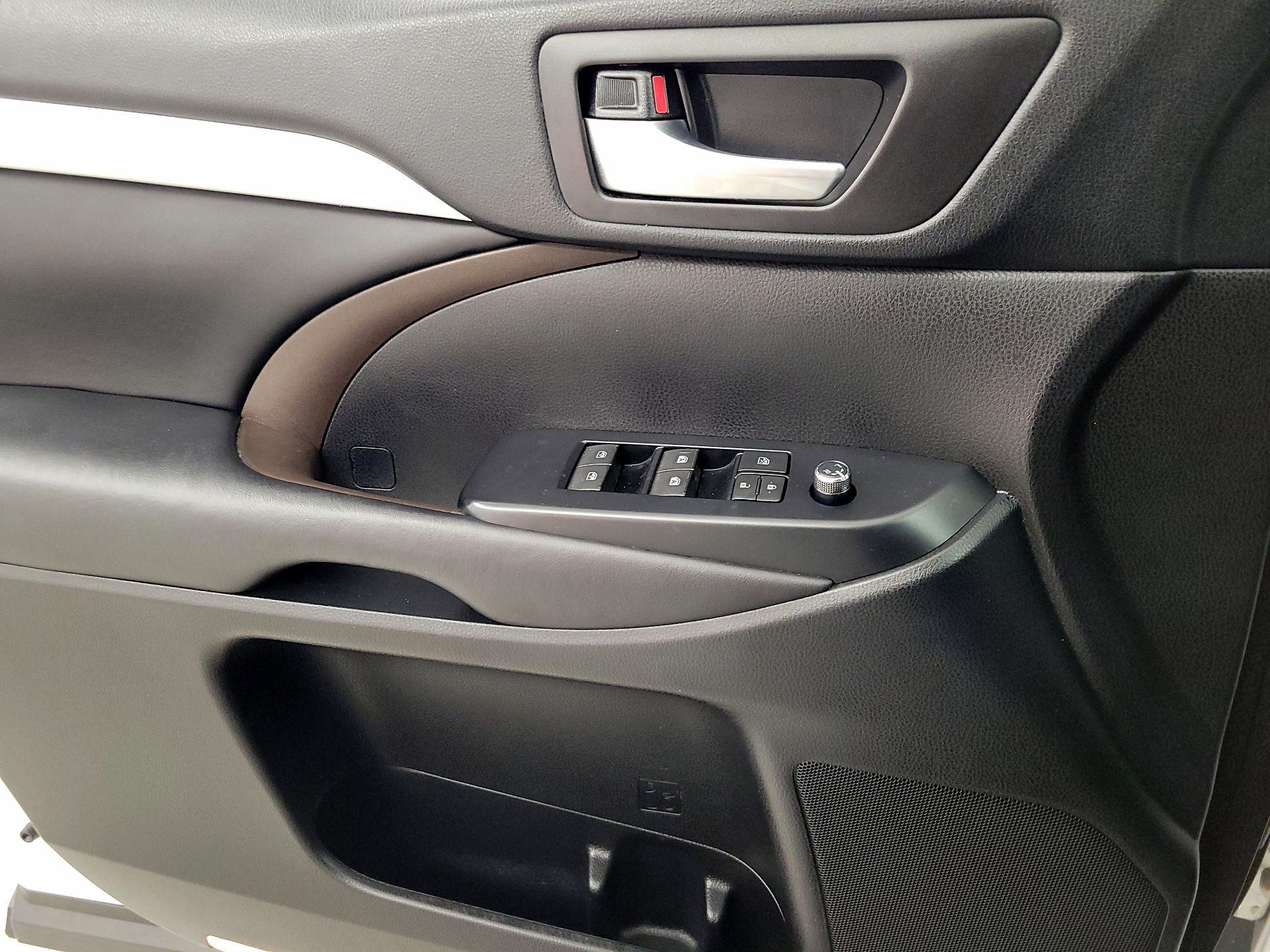 Thumbnail: 2018 Toyota Highlander - 12