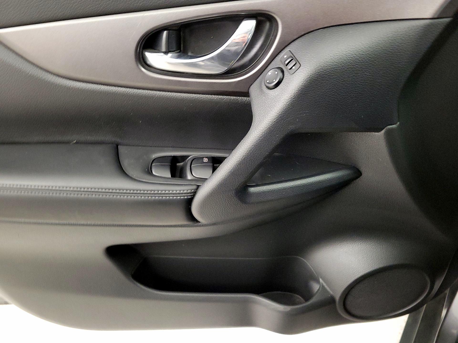 Thumbnail: 2016 Nissan Rogue - 12