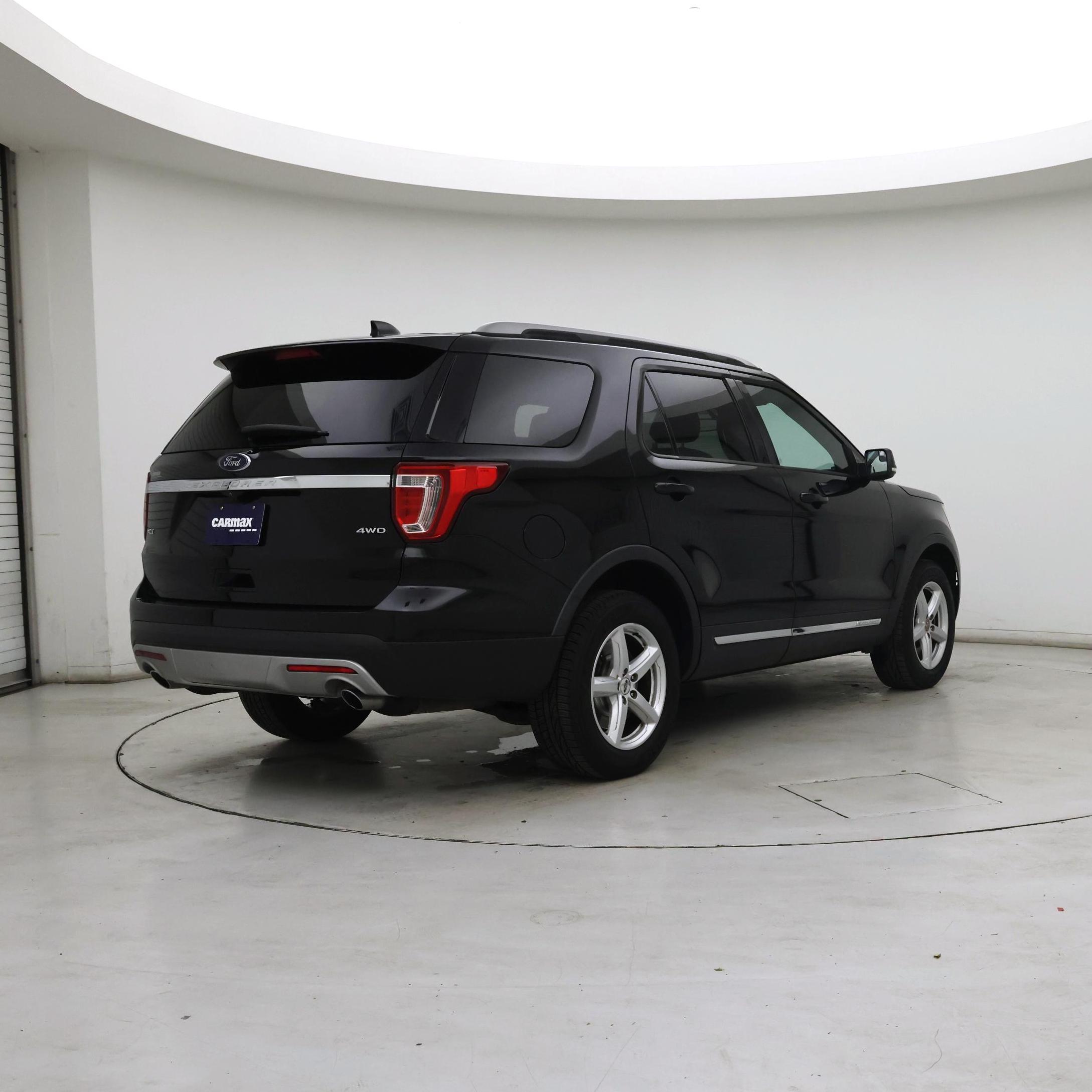 Thumbnail: 2017 Ford Explorer - 8