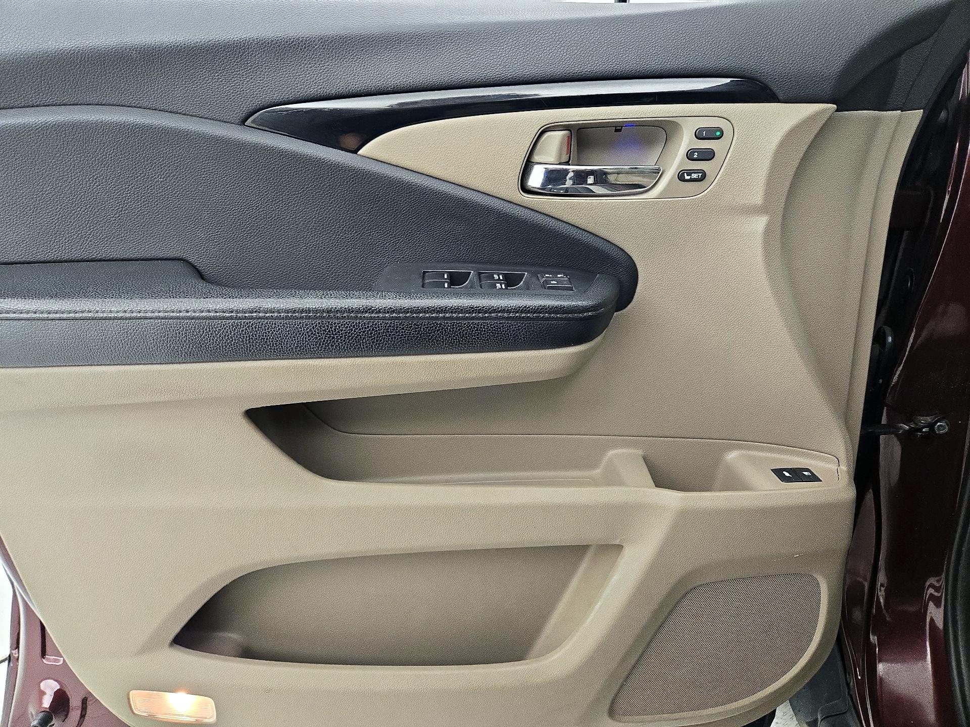 Thumbnail: 2017 Honda Pilot - 12