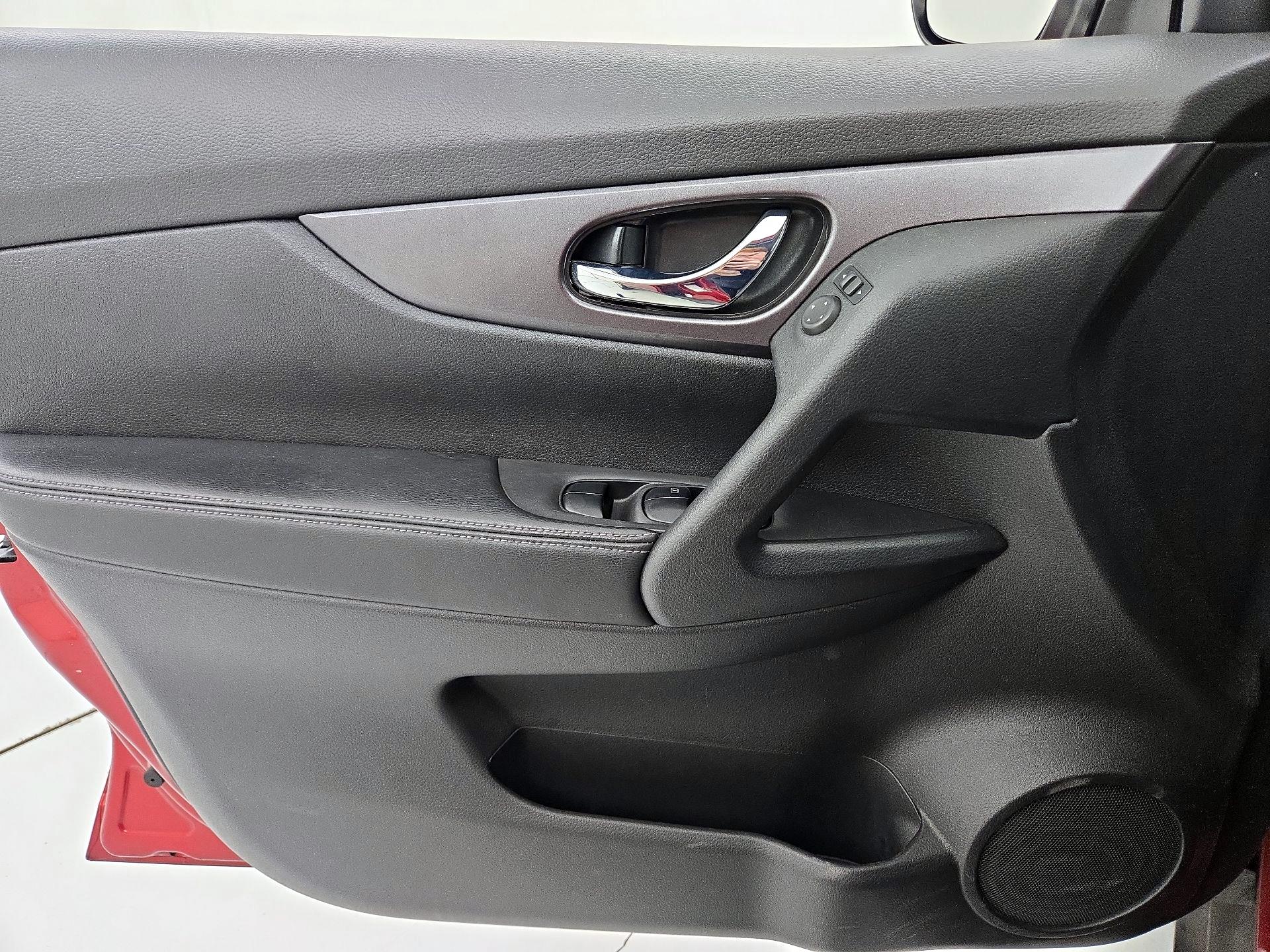 Thumbnail: 2016 Nissan Rogue - 12