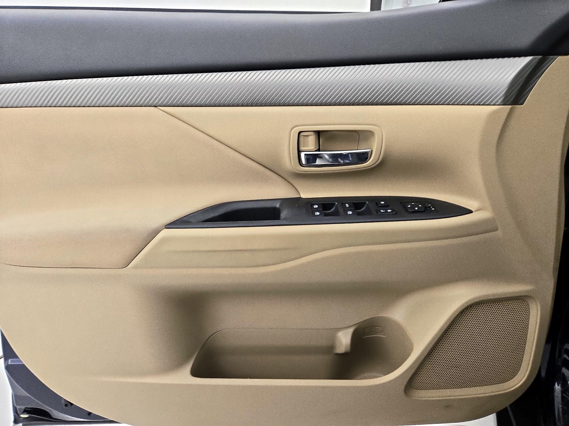 Thumbnail: 2016 Mitsubishi Outlander - 12