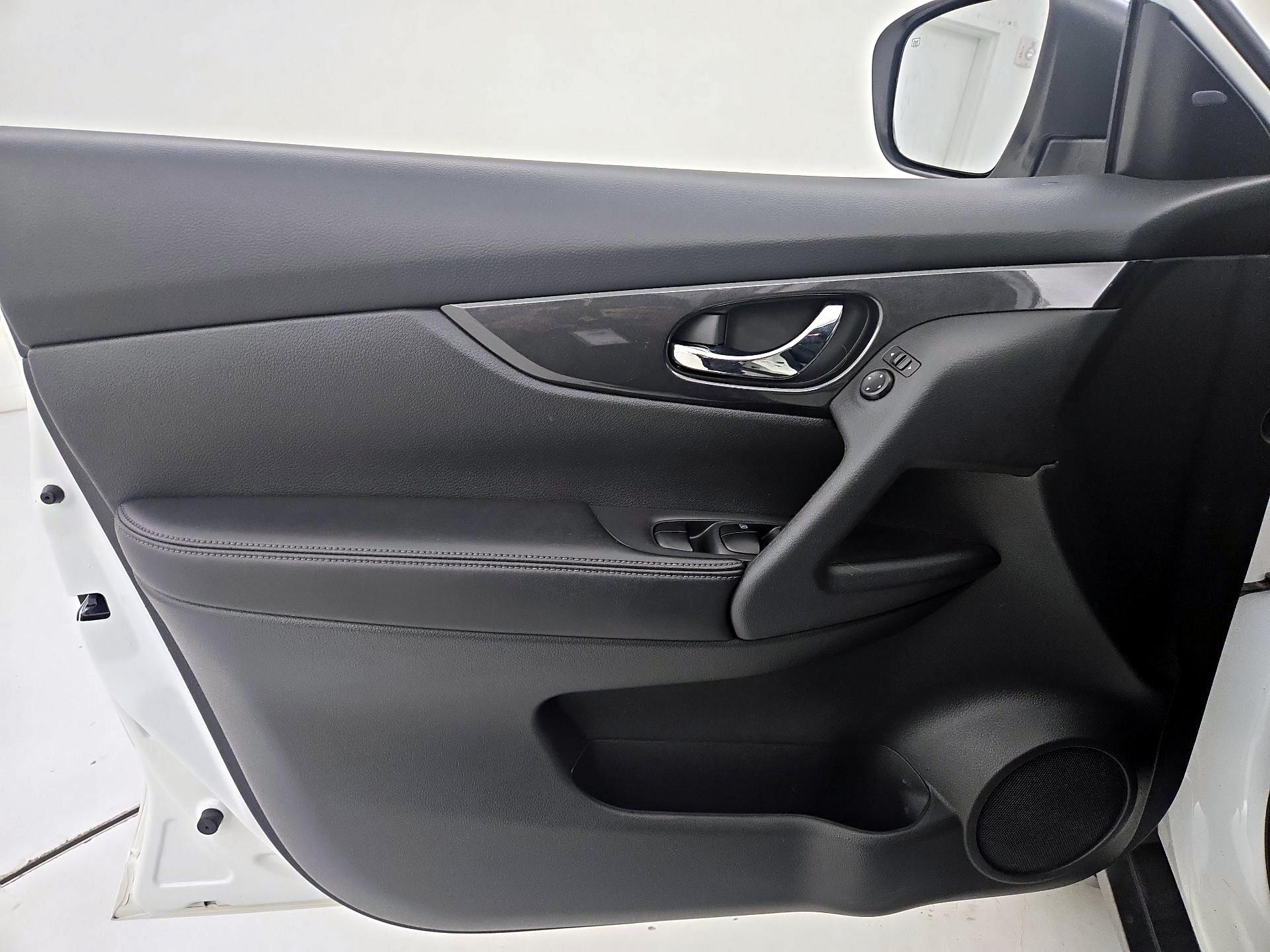 Thumbnail: 2017 Nissan Rogue - 12