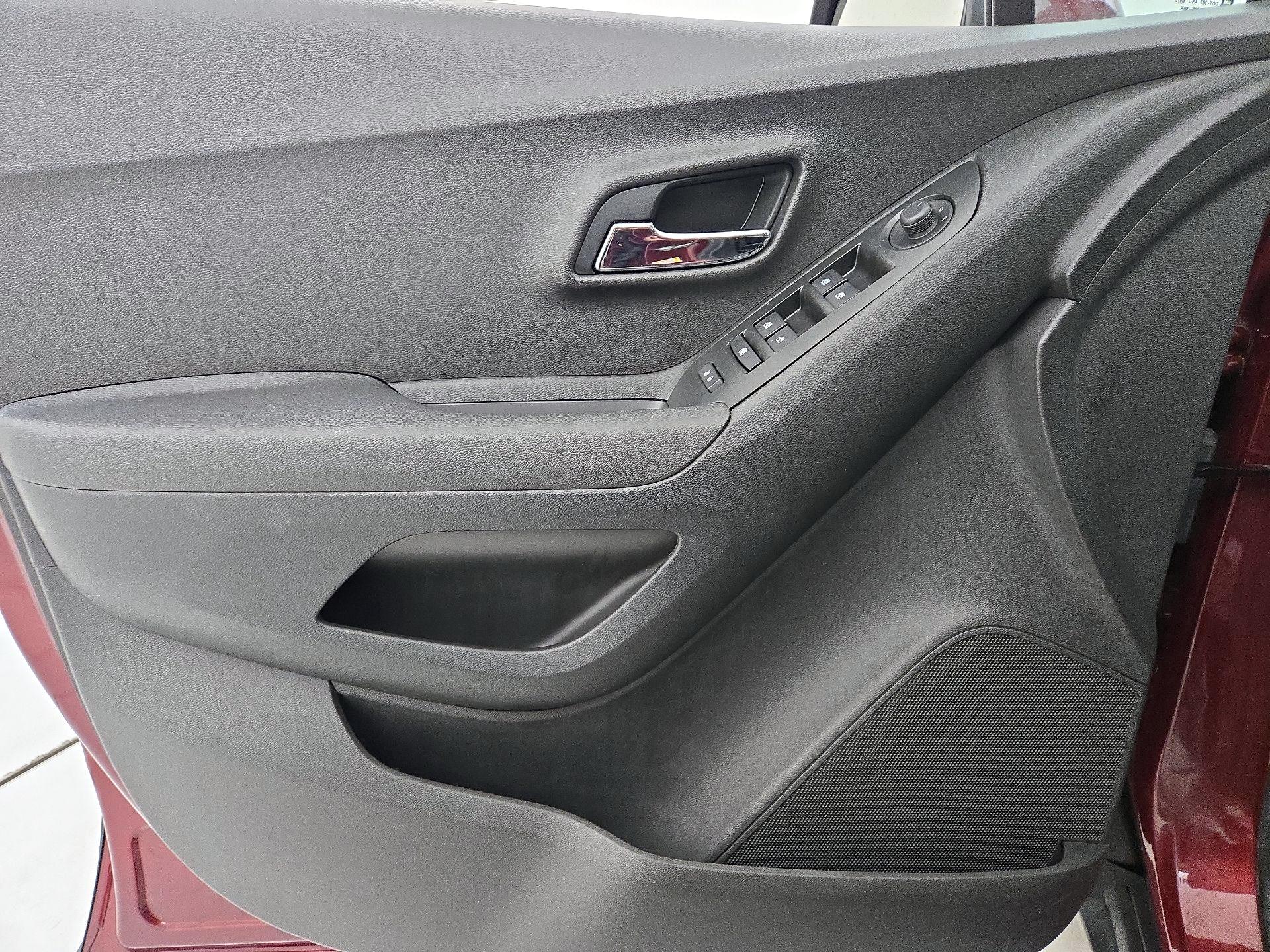 Thumbnail: 2016 Chevrolet Trax - 12