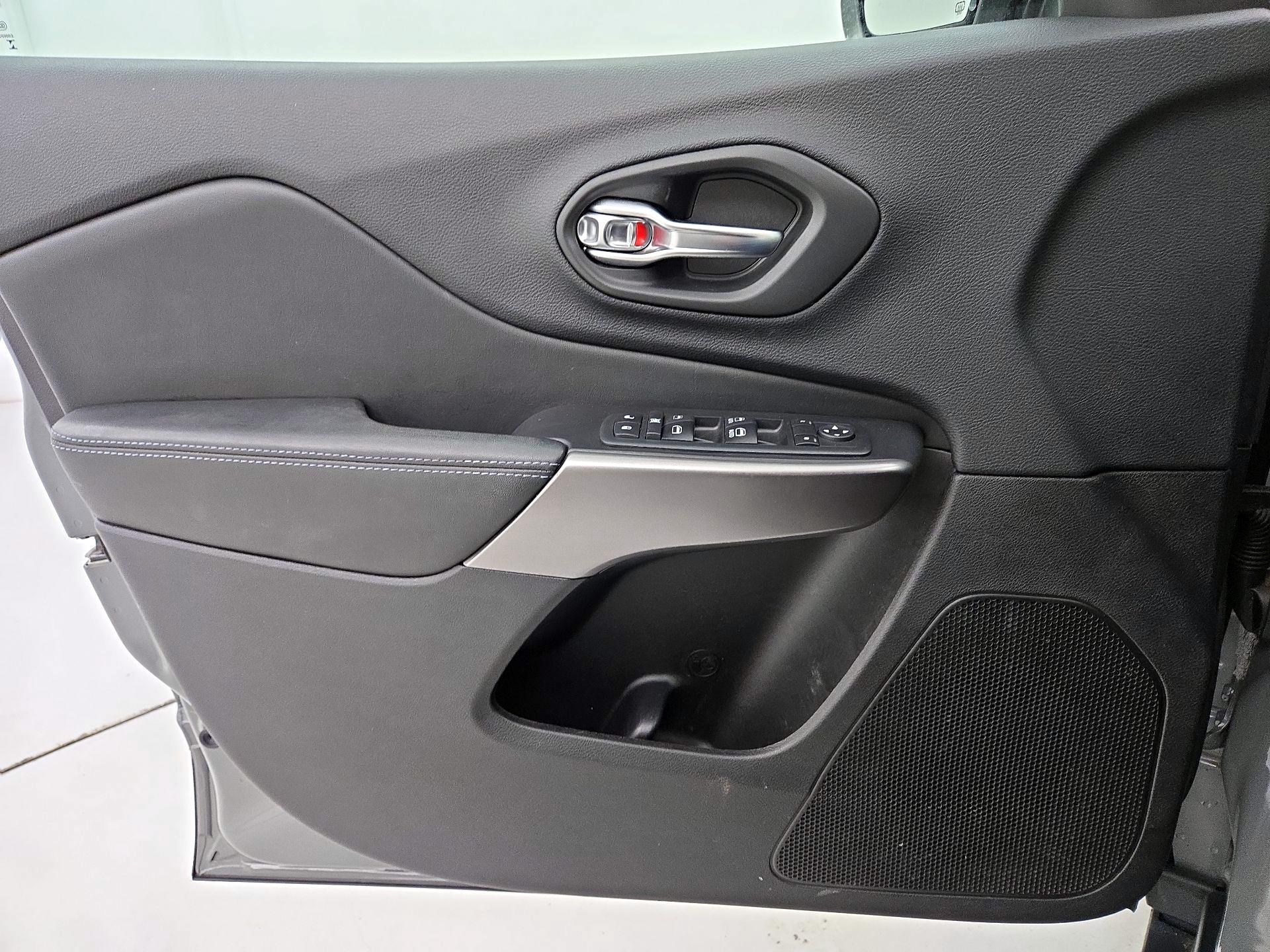 Thumbnail: 2020 Jeep Cherokee - 12