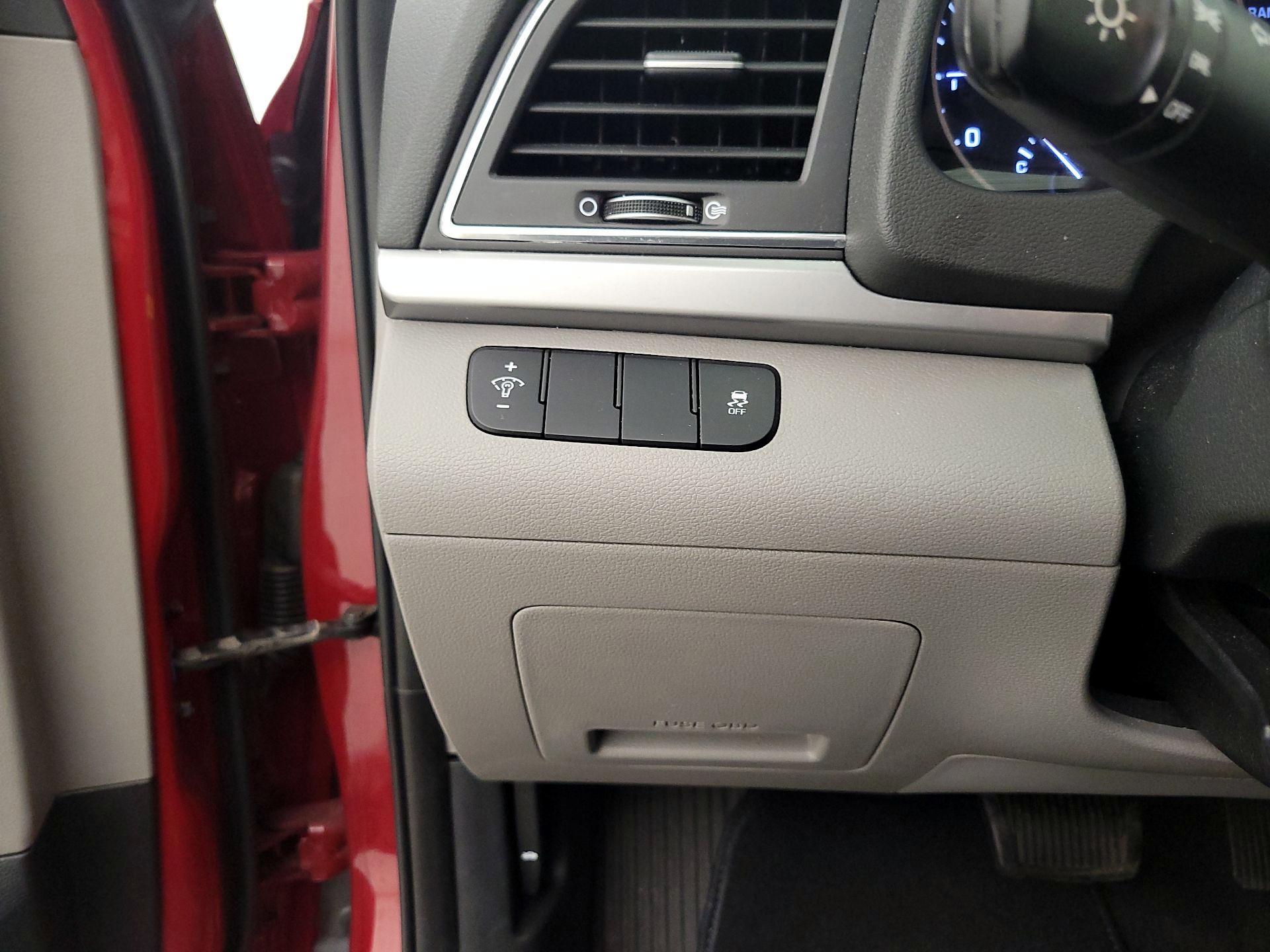 Thumbnail: 2017 Hyundai Elantra - 13