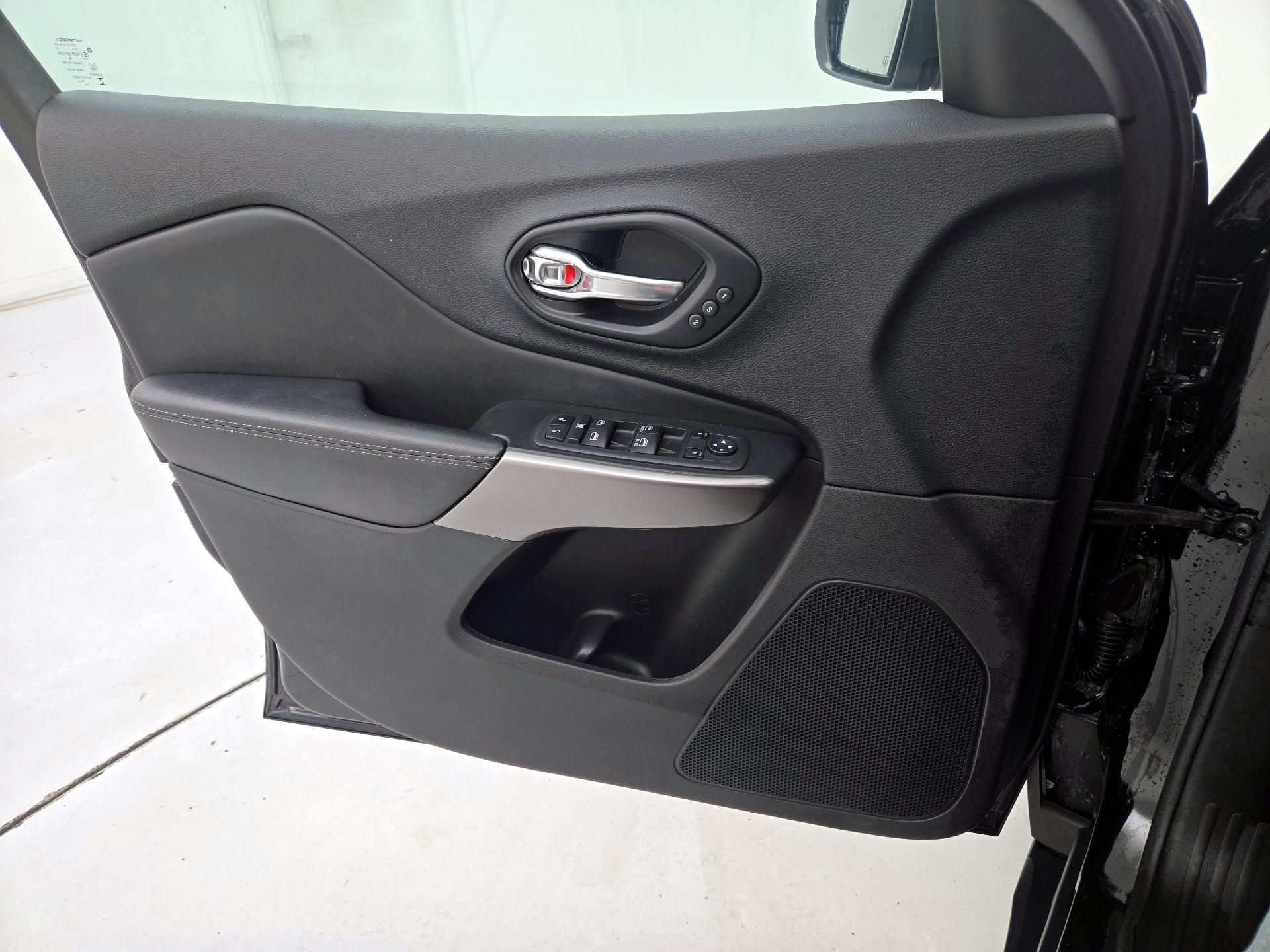 Thumbnail: 2021 Jeep Cherokee - 12