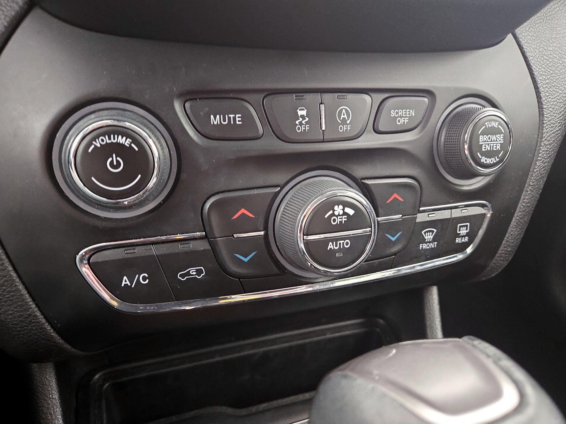 Thumbnail: 2021 Jeep Cherokee - 16