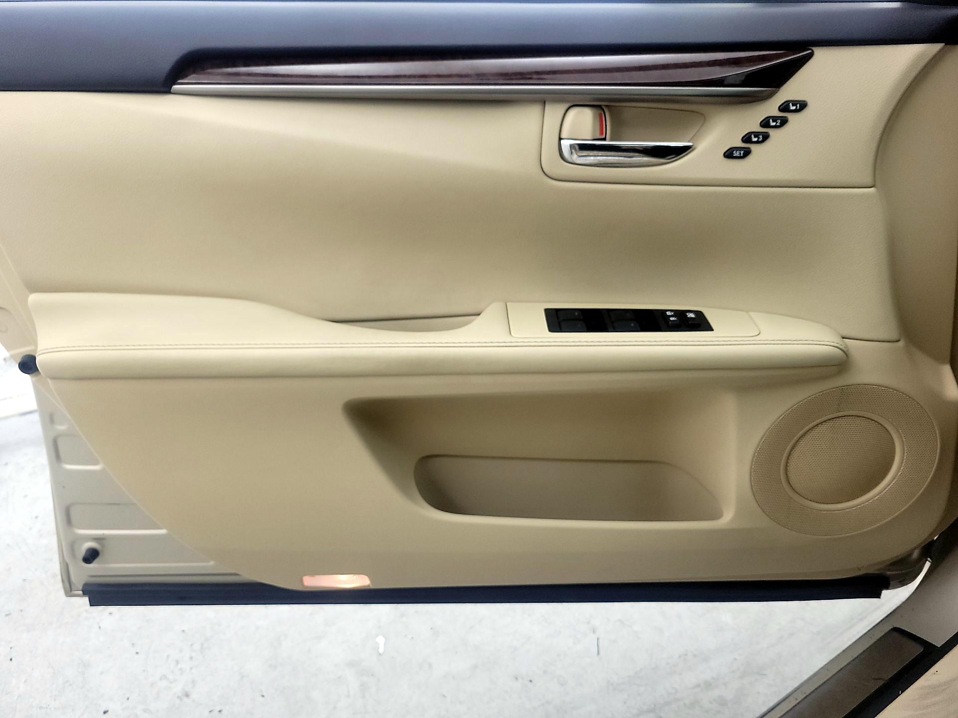 Thumbnail: 2015 Lexus ES - 12