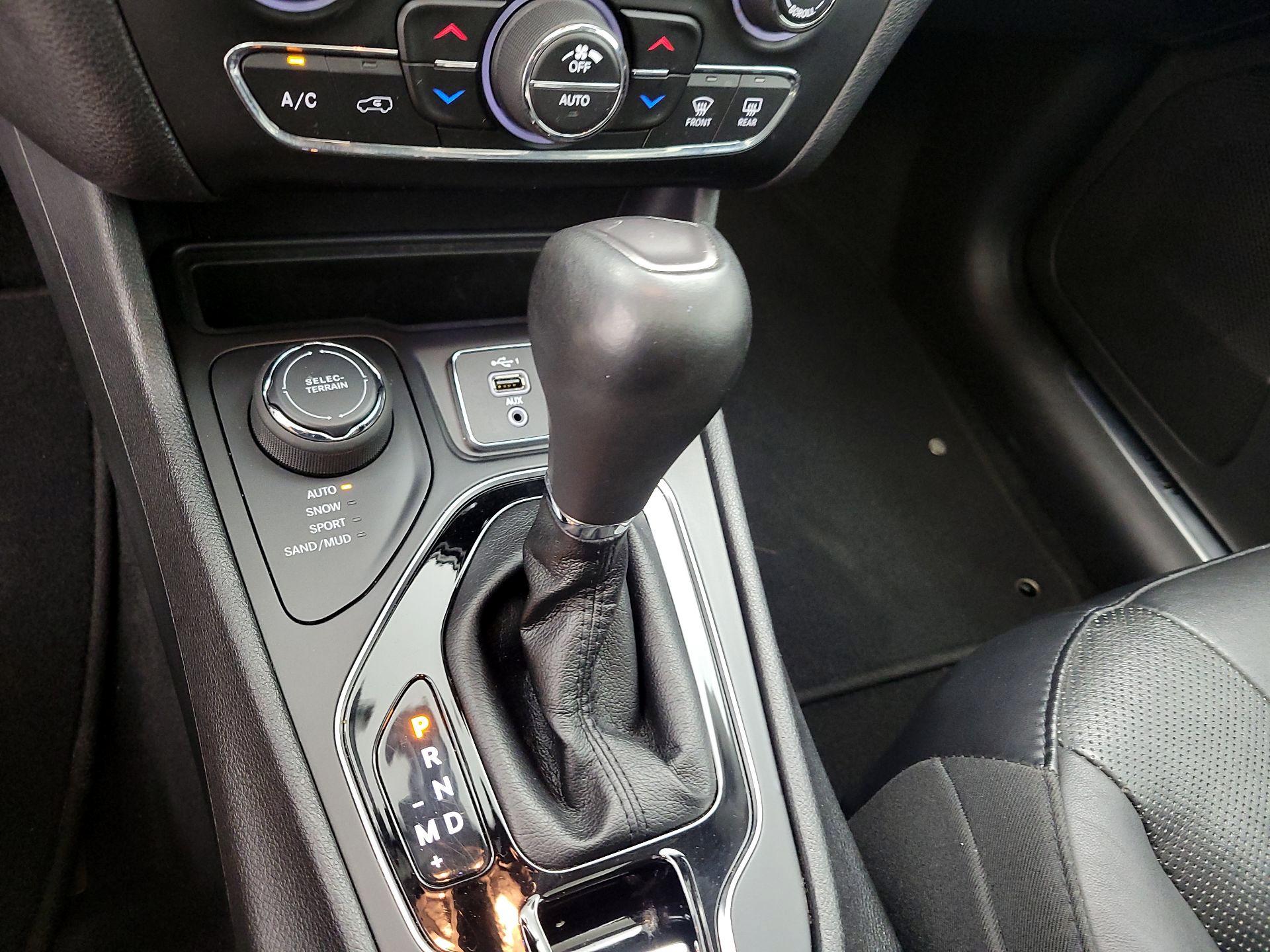 Thumbnail: 2019 Jeep Cherokee - 17