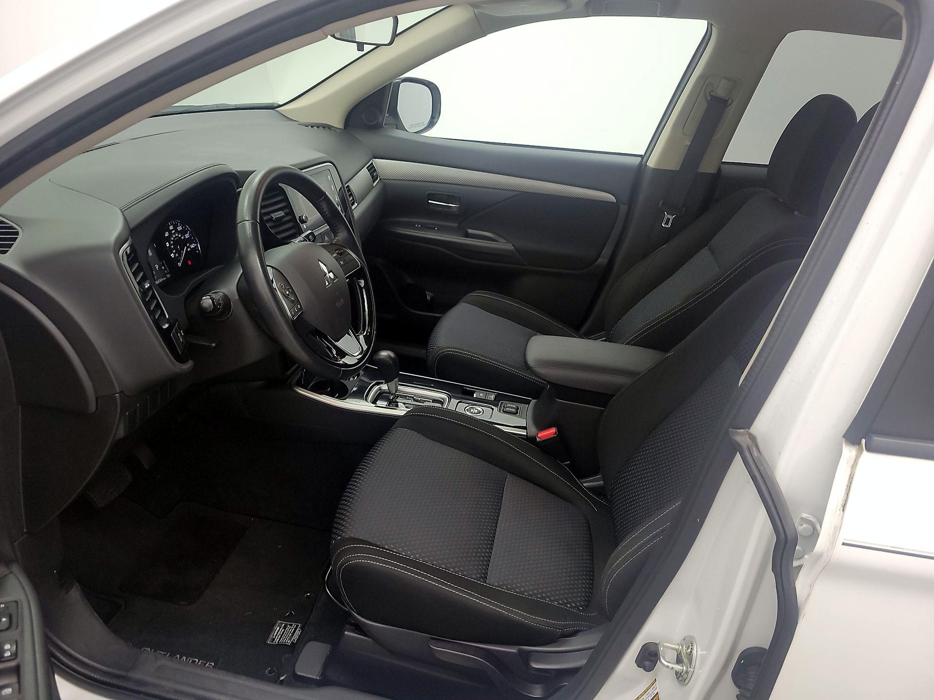 Thumbnail: 2017 Mitsubishi Outlander - 11