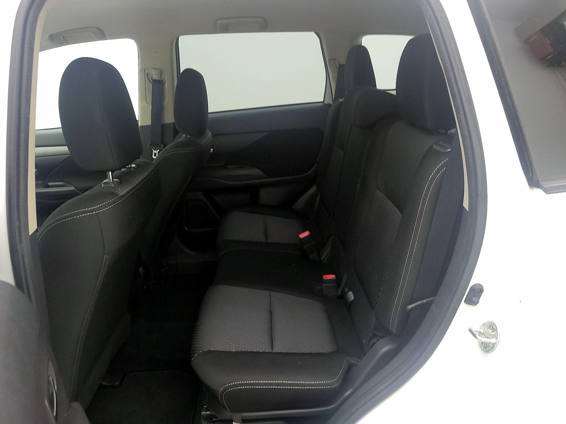 Thumbnail: 2017 Mitsubishi Outlander - 17