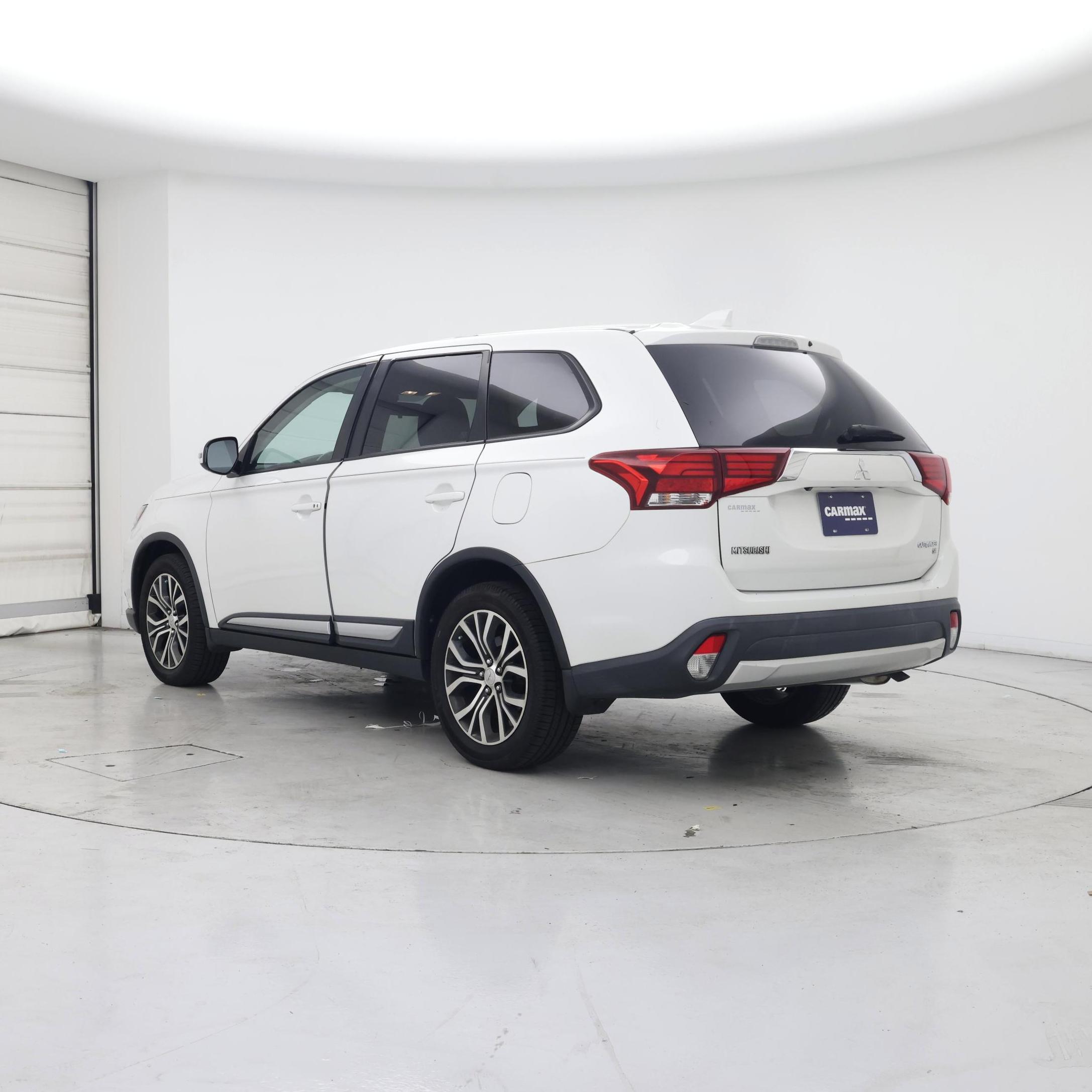 Thumbnail: 2017 Mitsubishi Outlander - 2