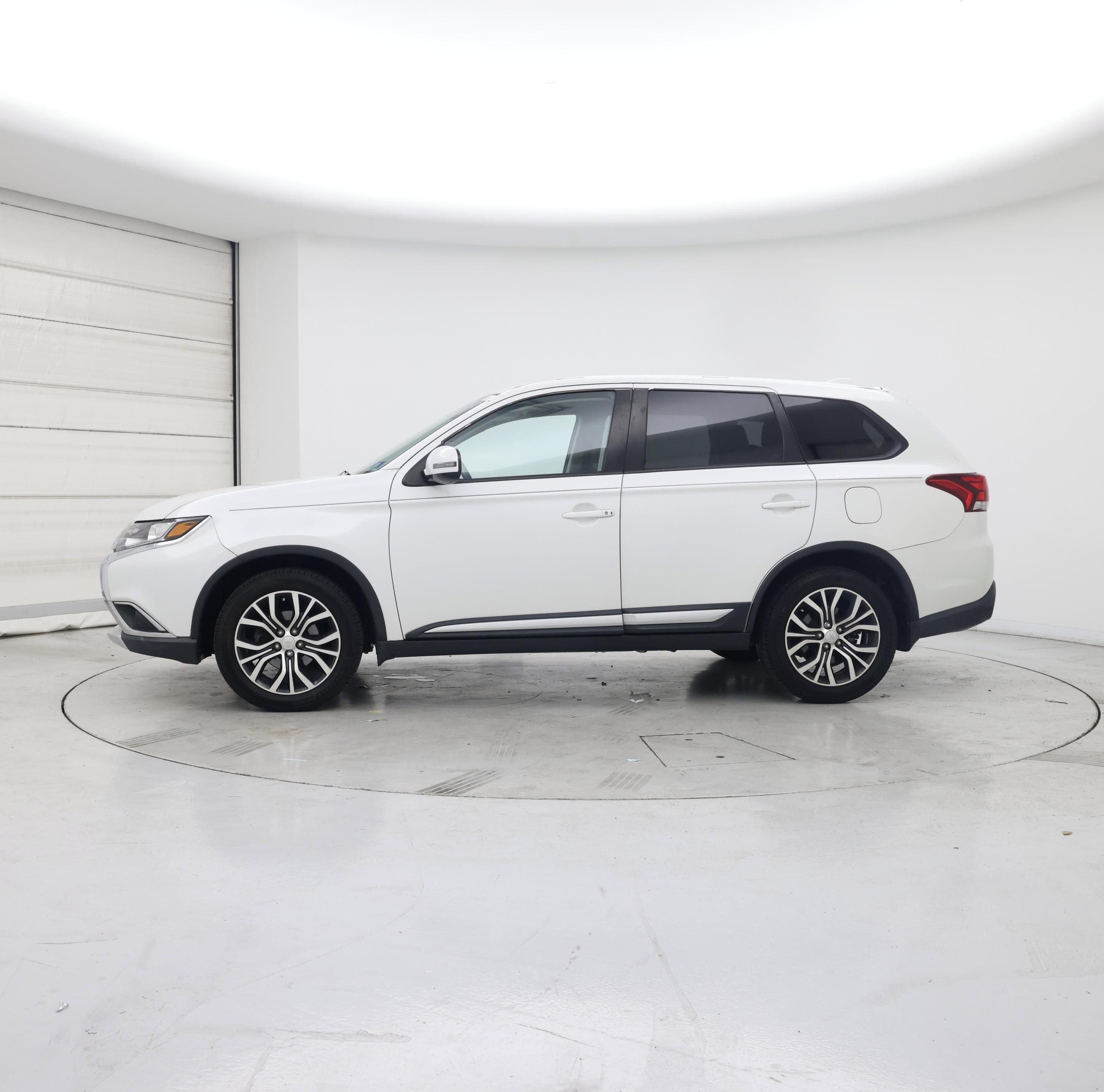 Thumbnail: 2017 Mitsubishi Outlander - 3