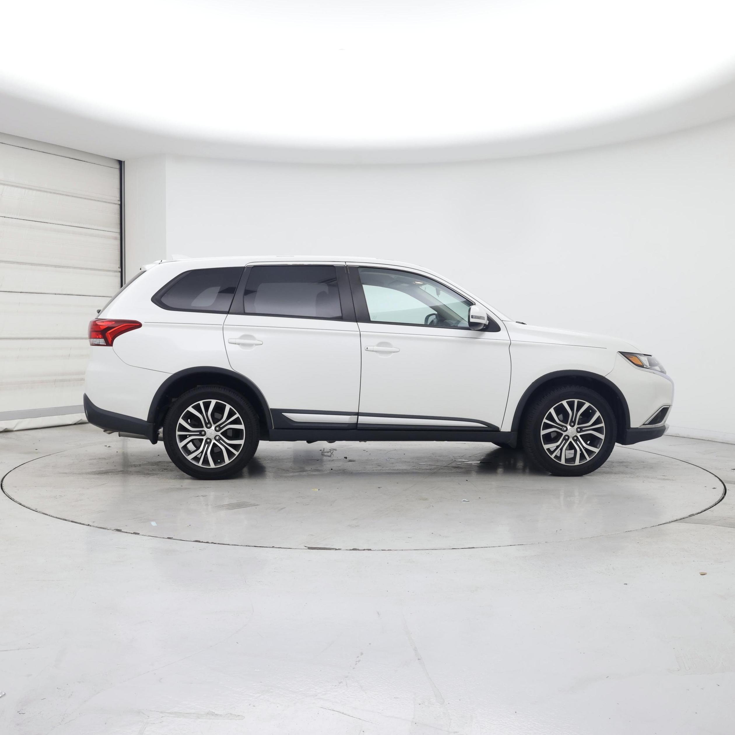 Thumbnail: 2017 Mitsubishi Outlander - 7
