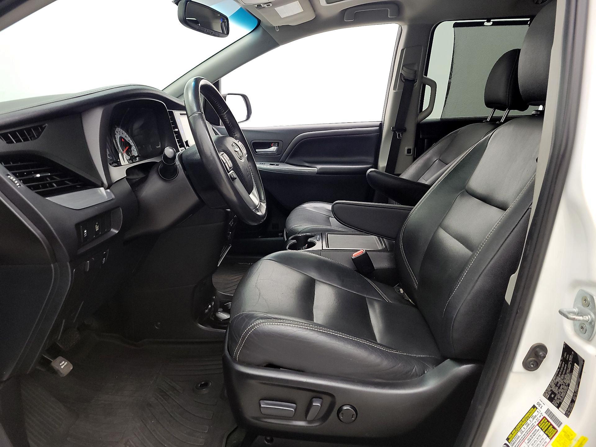 Thumbnail: 2017 Toyota Sienna - 11