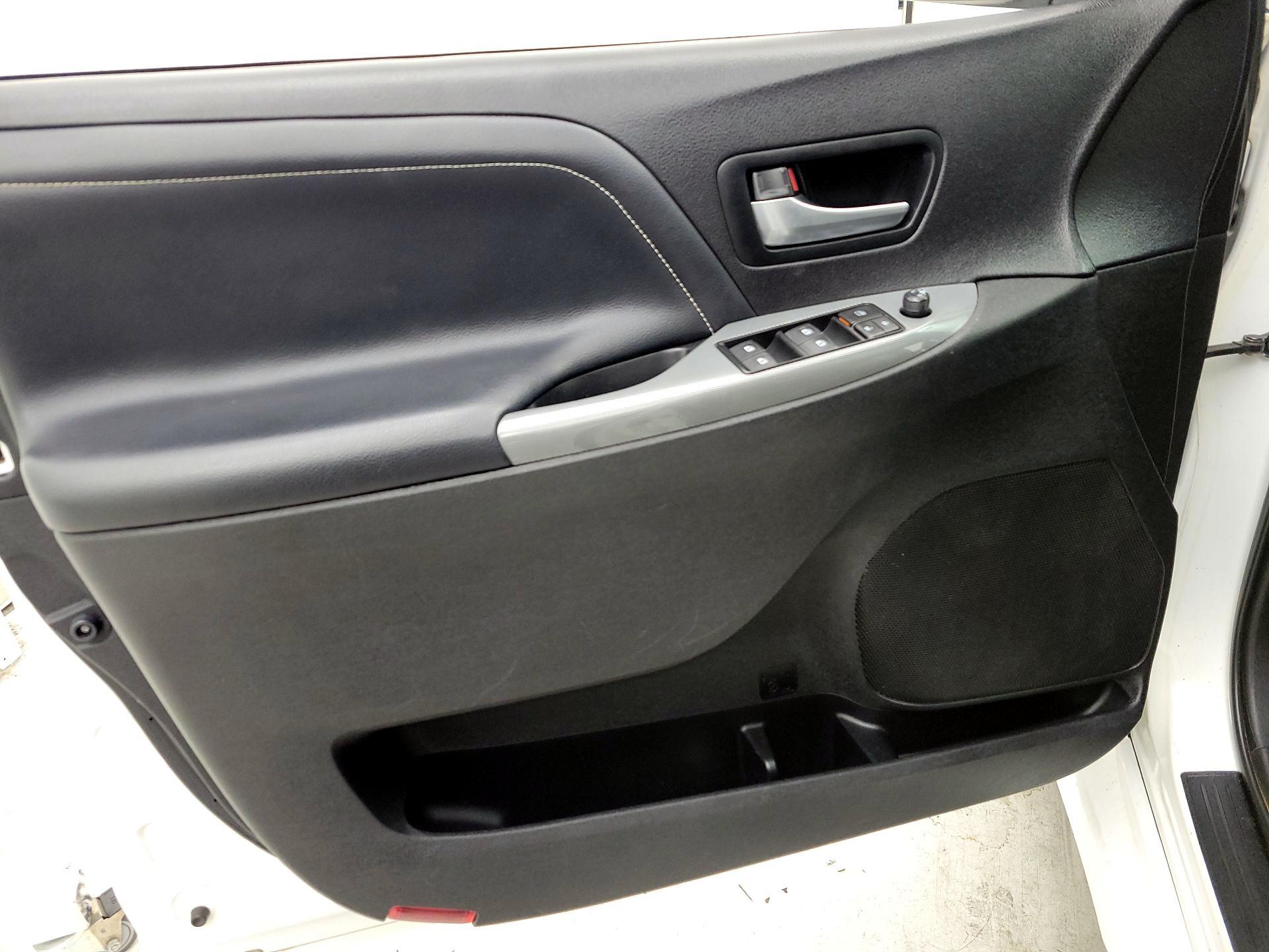 Thumbnail: 2017 Toyota Sienna - 12