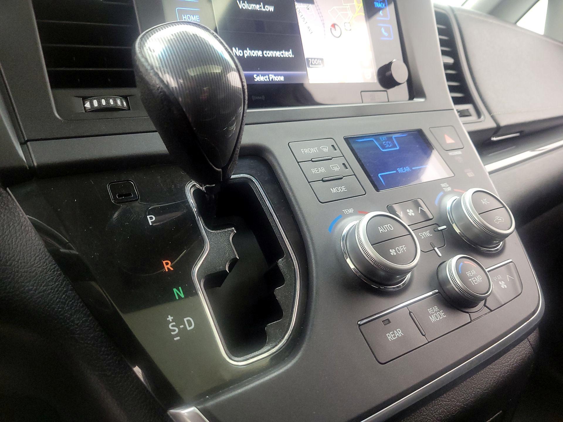 Thumbnail: 2017 Toyota Sienna - 16