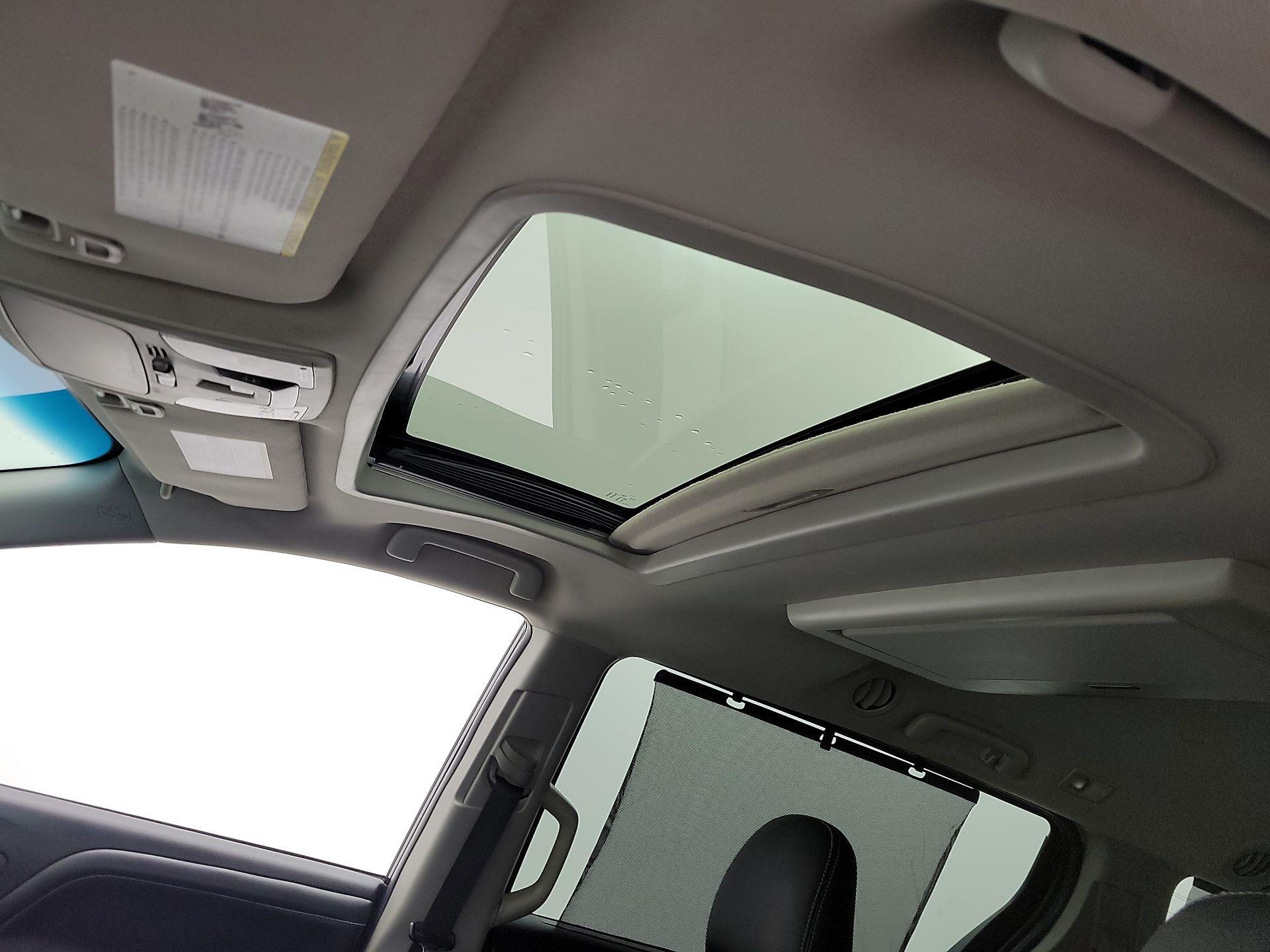 Thumbnail: 2017 Toyota Sienna - 17