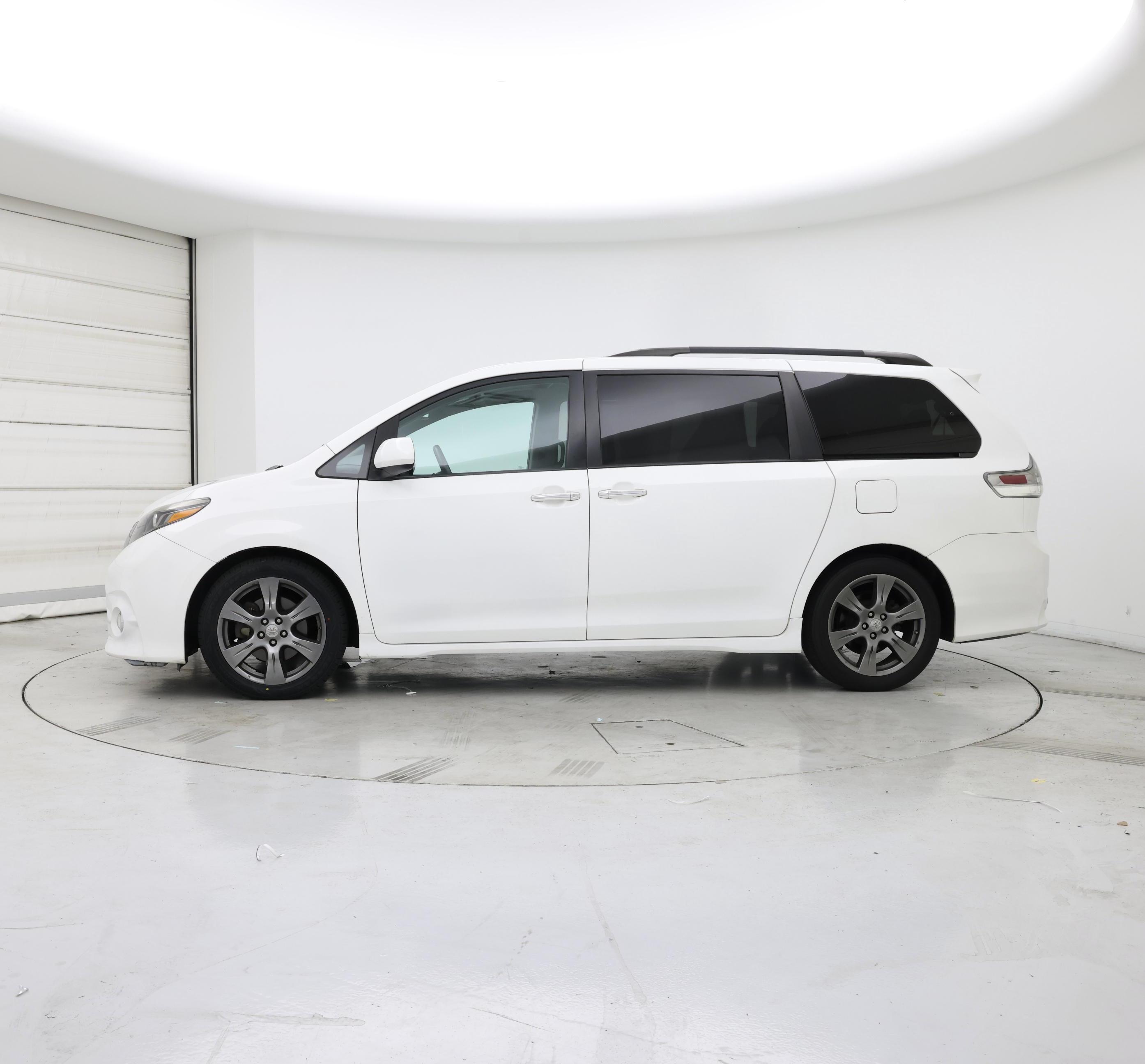 Thumbnail: 2017 Toyota Sienna - 3
