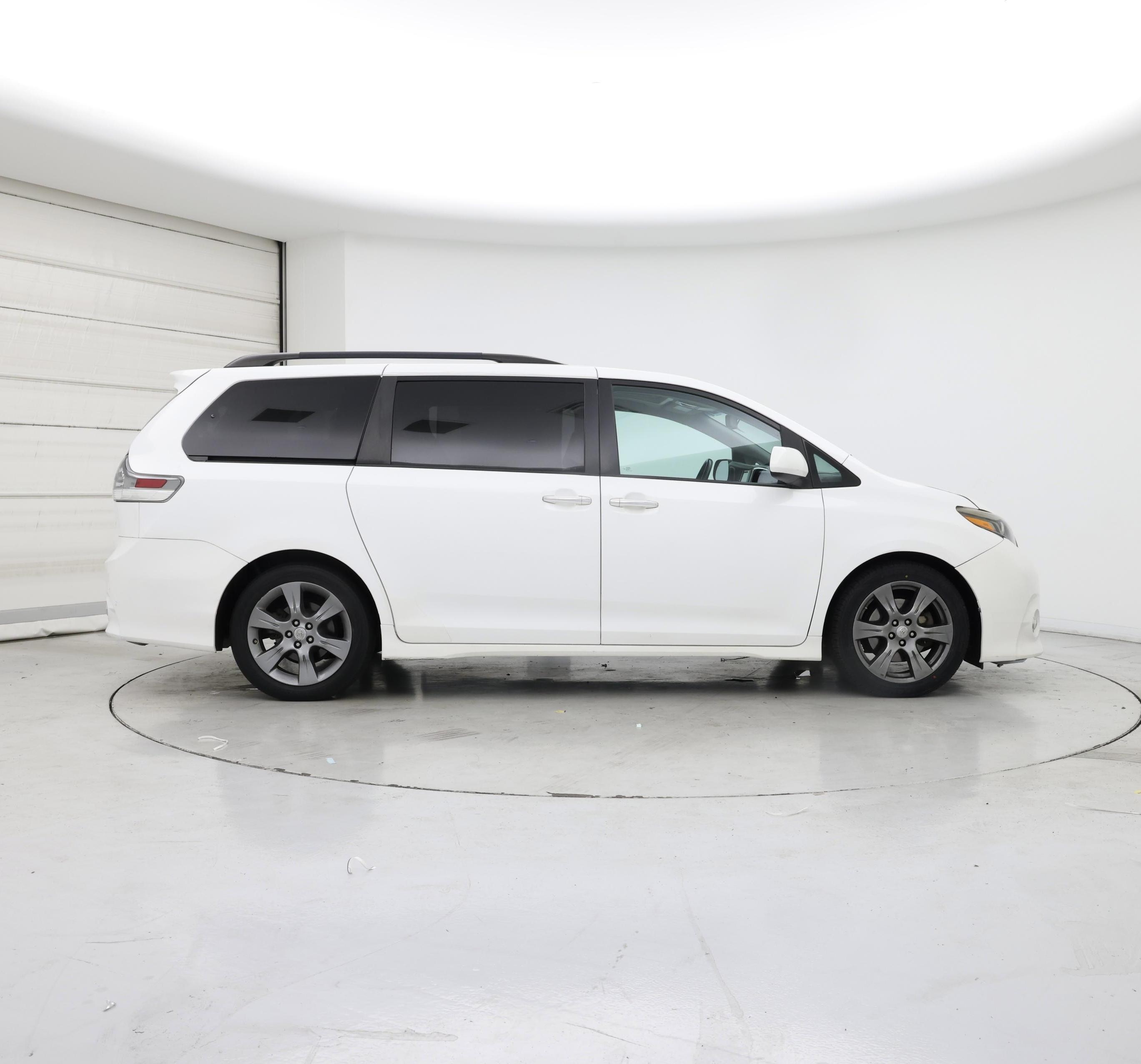 Thumbnail: 2017 Toyota Sienna - 7