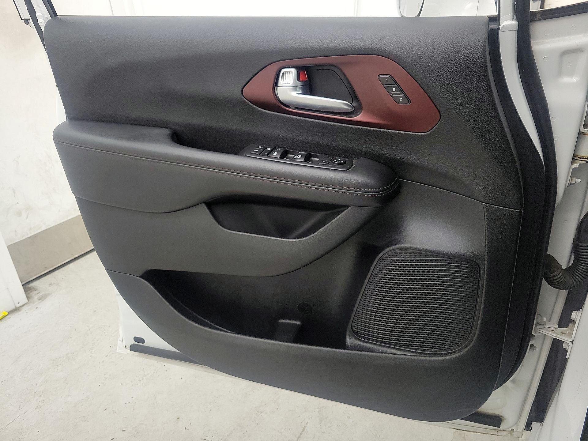 Thumbnail: 2020 Chrysler Pacifica - 12