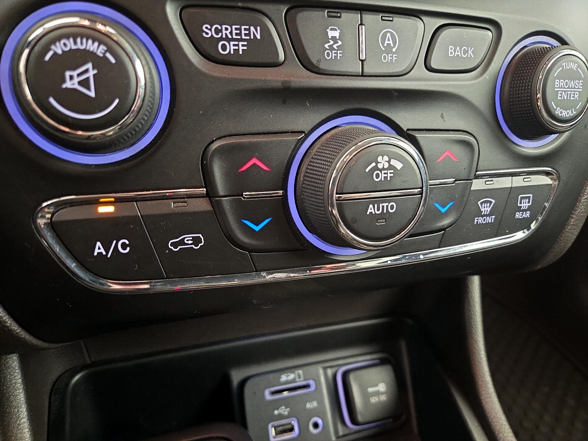 Thumbnail: 2015 Jeep Cherokee - 17
