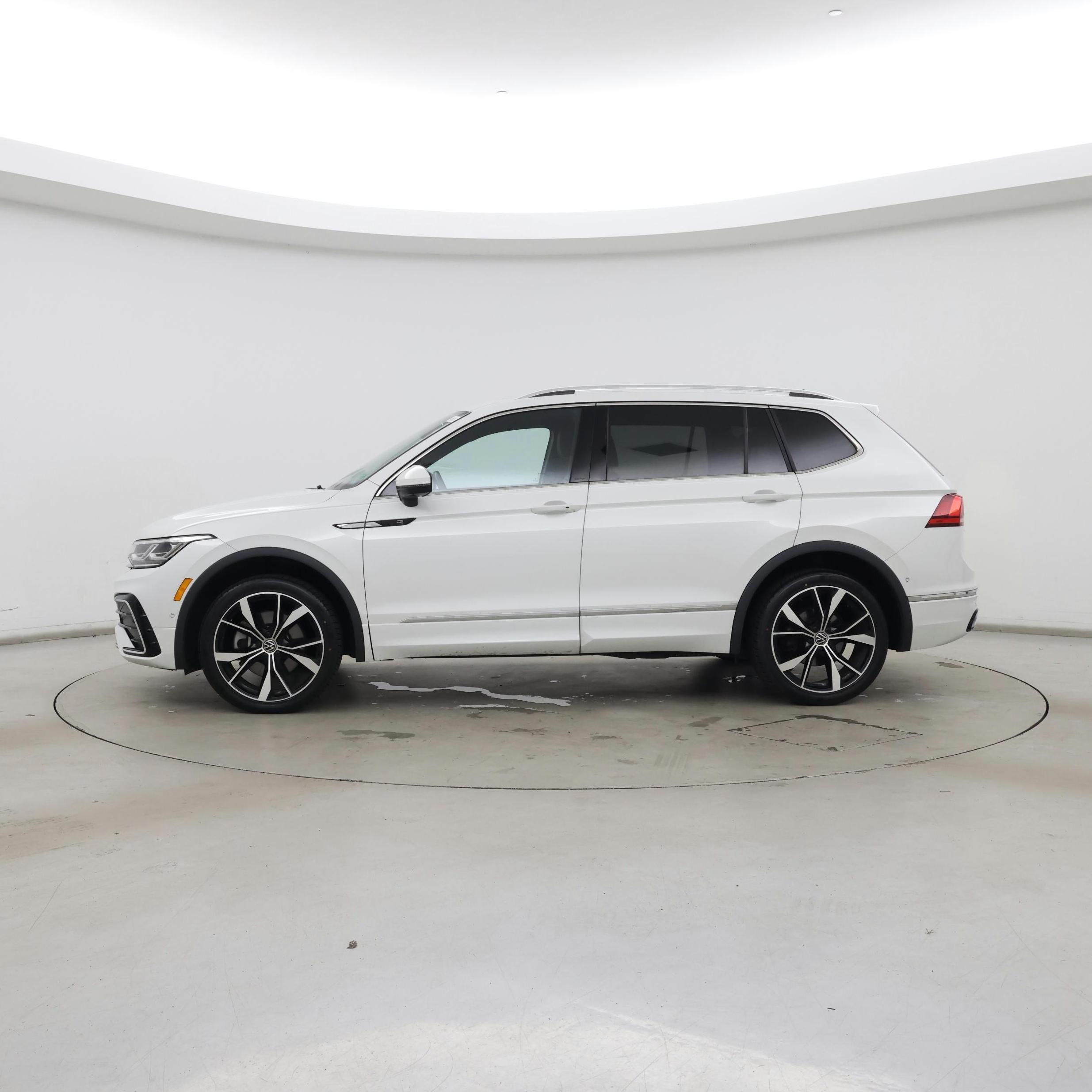 Thumbnail: 2023 Volkswagen Tiguan - 3