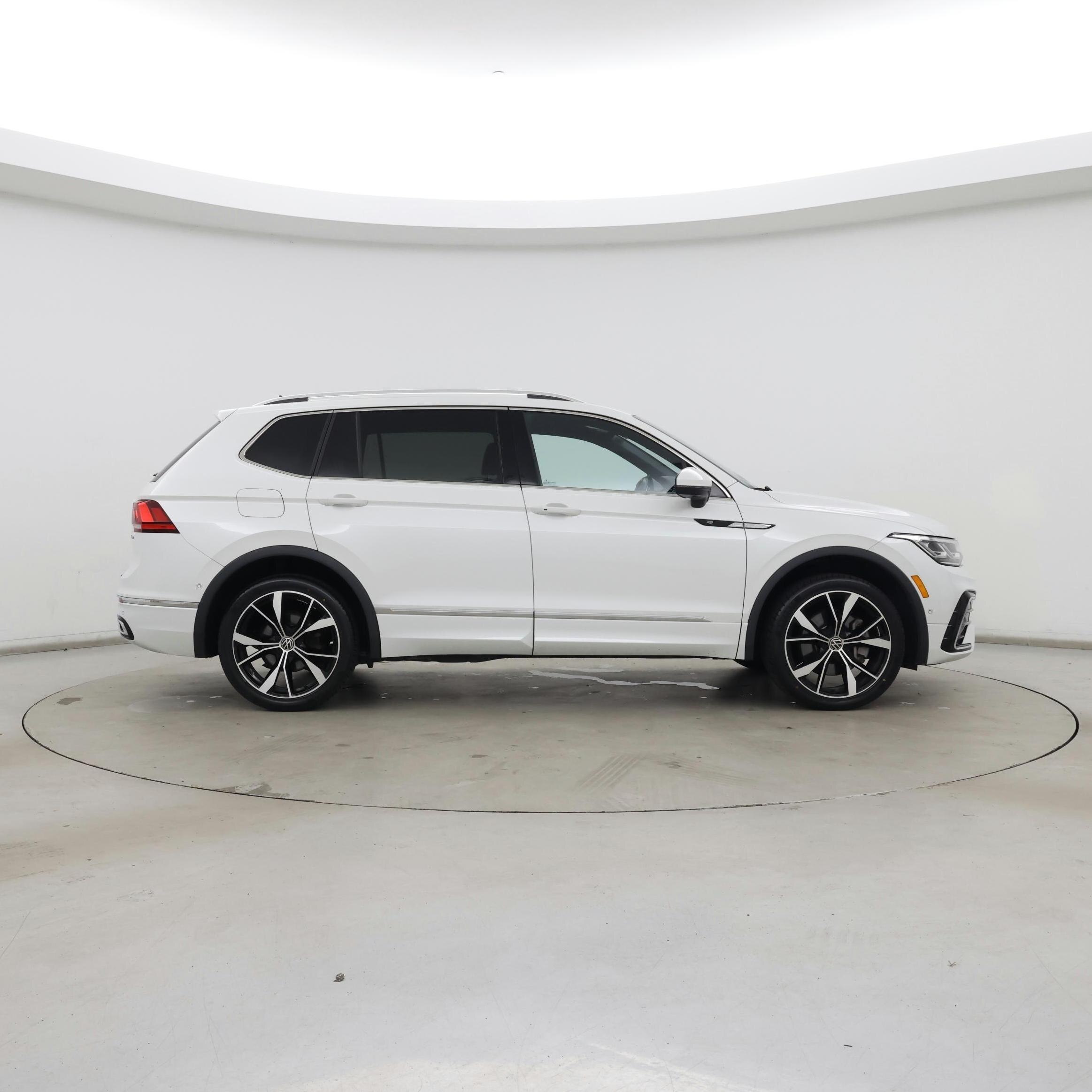 Thumbnail: 2023 Volkswagen Tiguan - 7