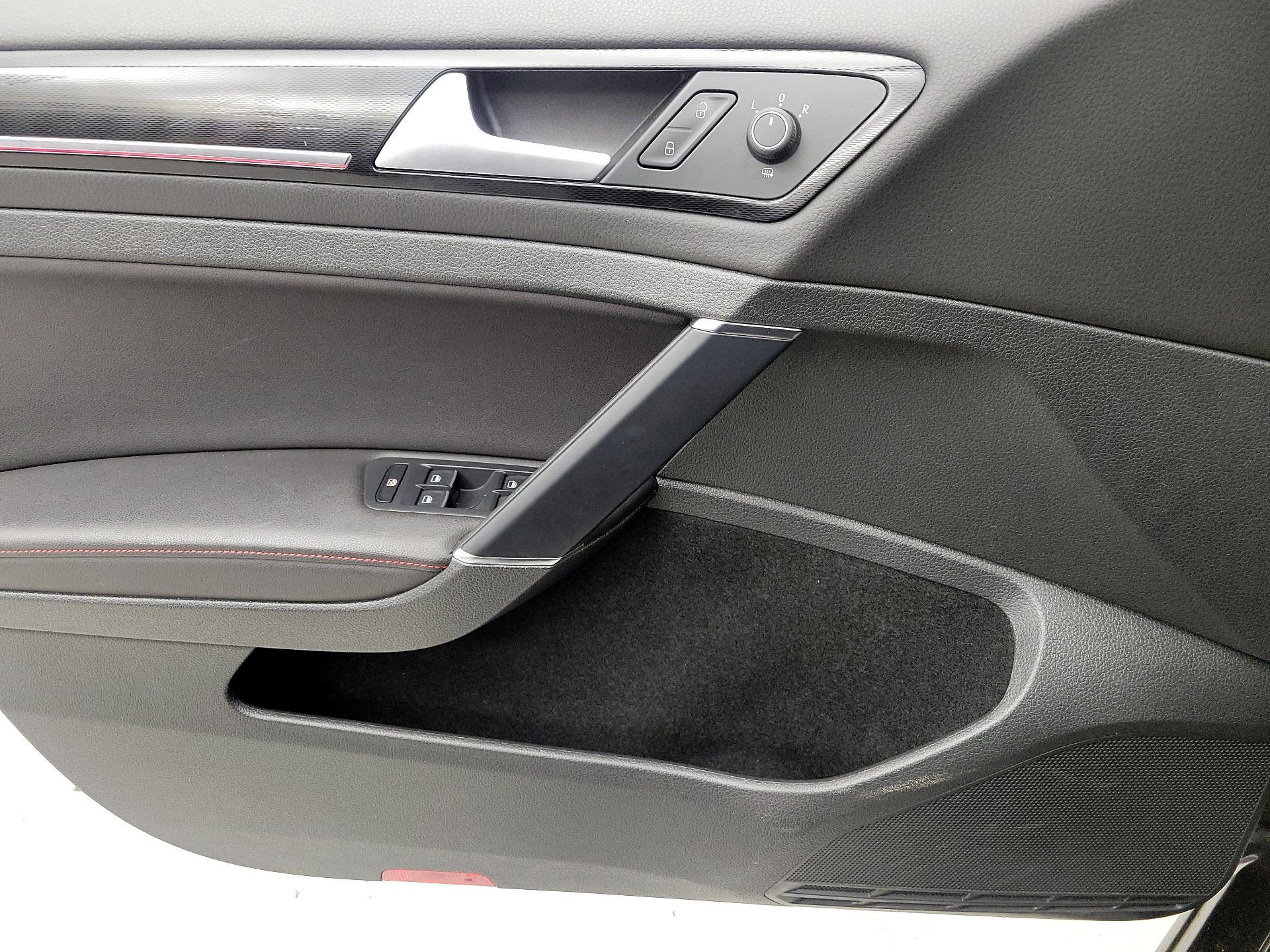 Thumbnail: 2015 Volkswagen Golf - 12