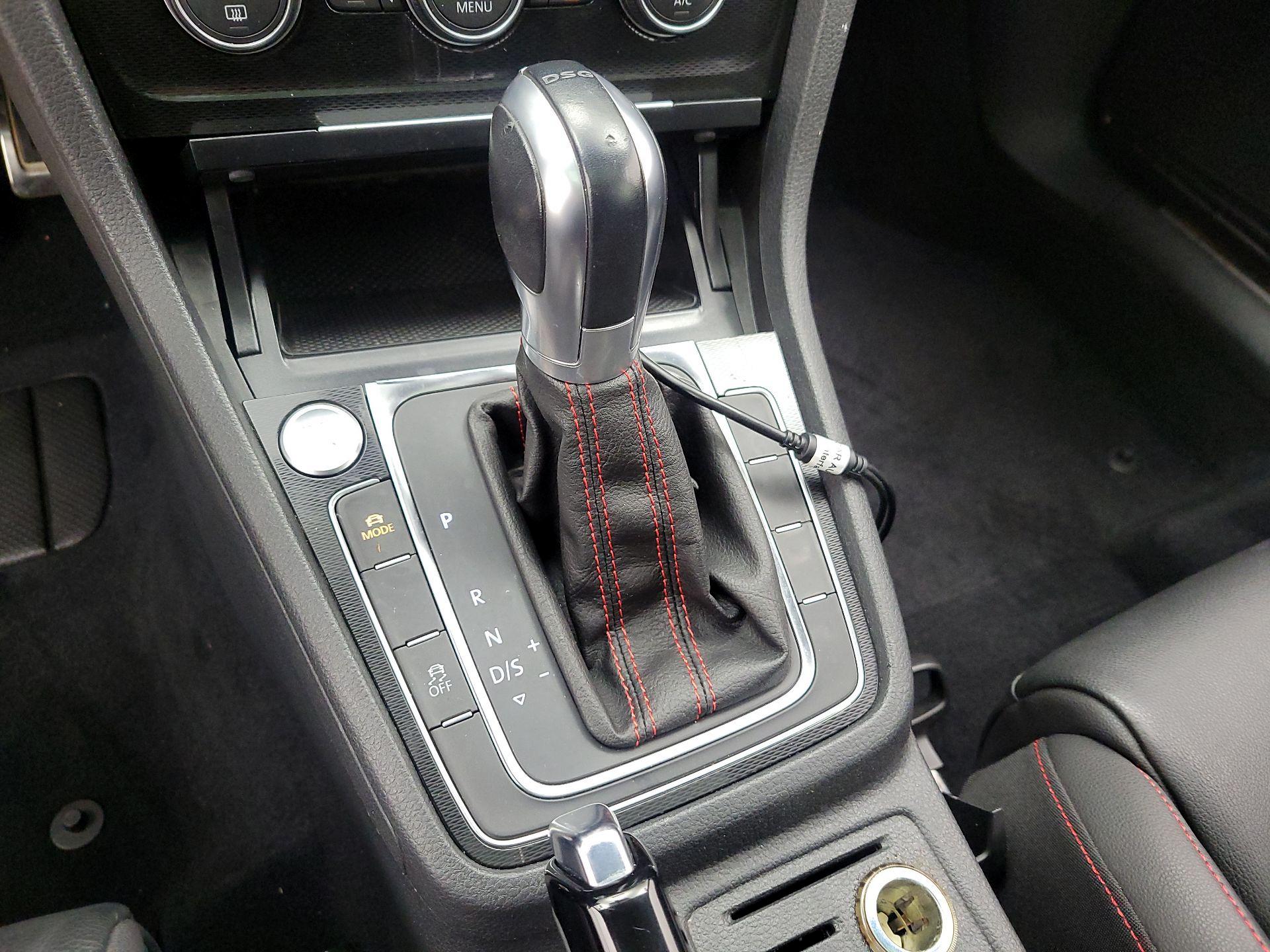 Thumbnail: 2015 Volkswagen Golf - 16