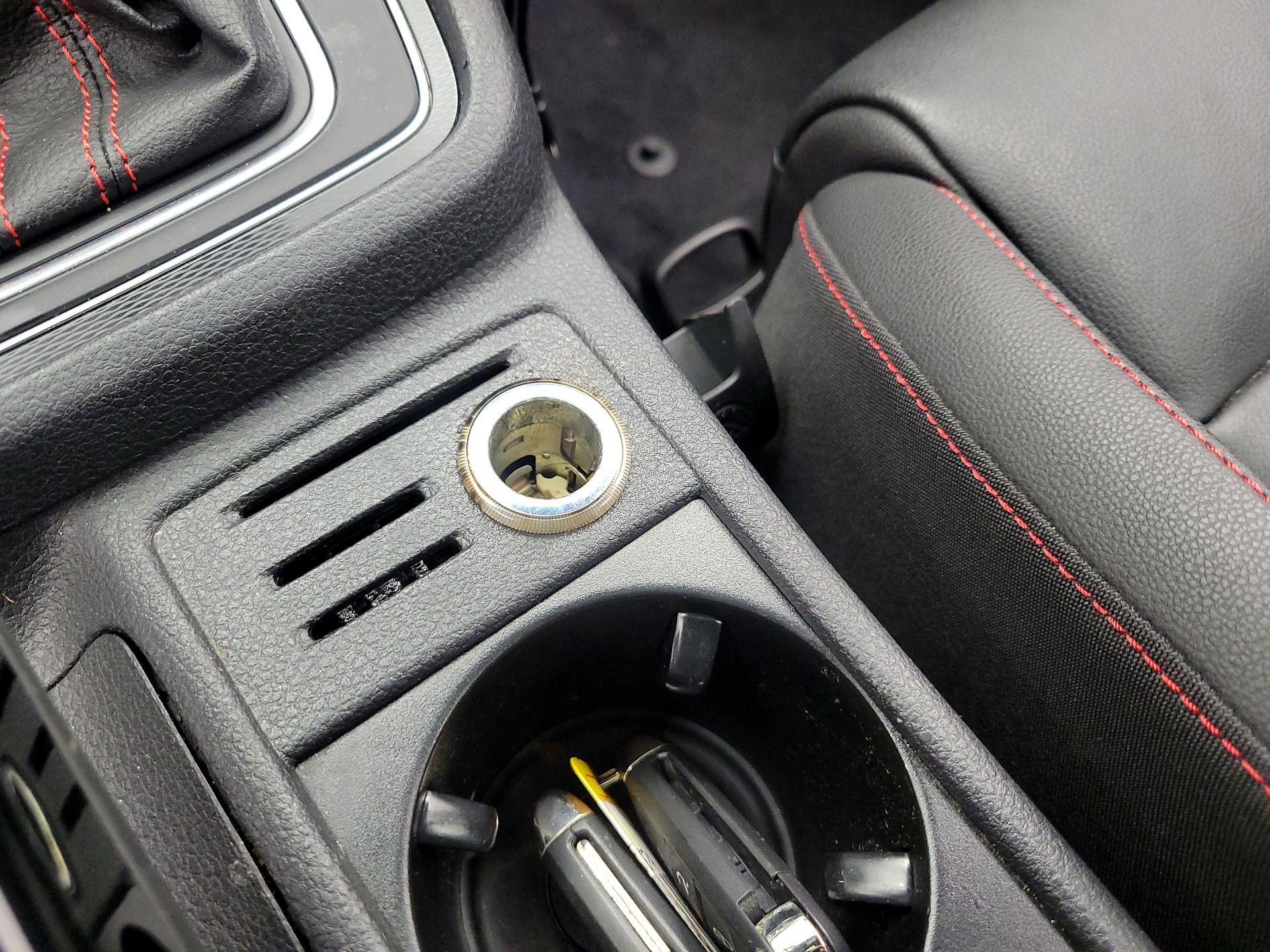 Thumbnail: 2015 Volkswagen Golf - 17