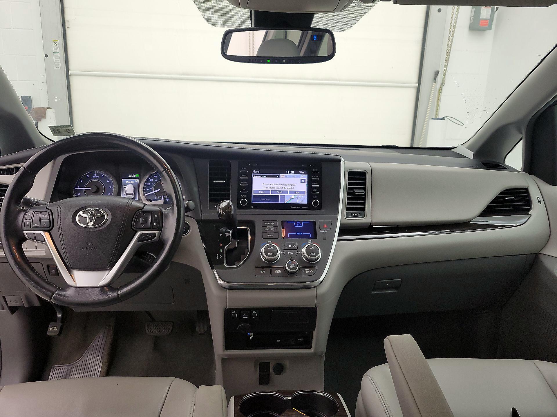 Thumbnail: 2018 Toyota Sienna - 9