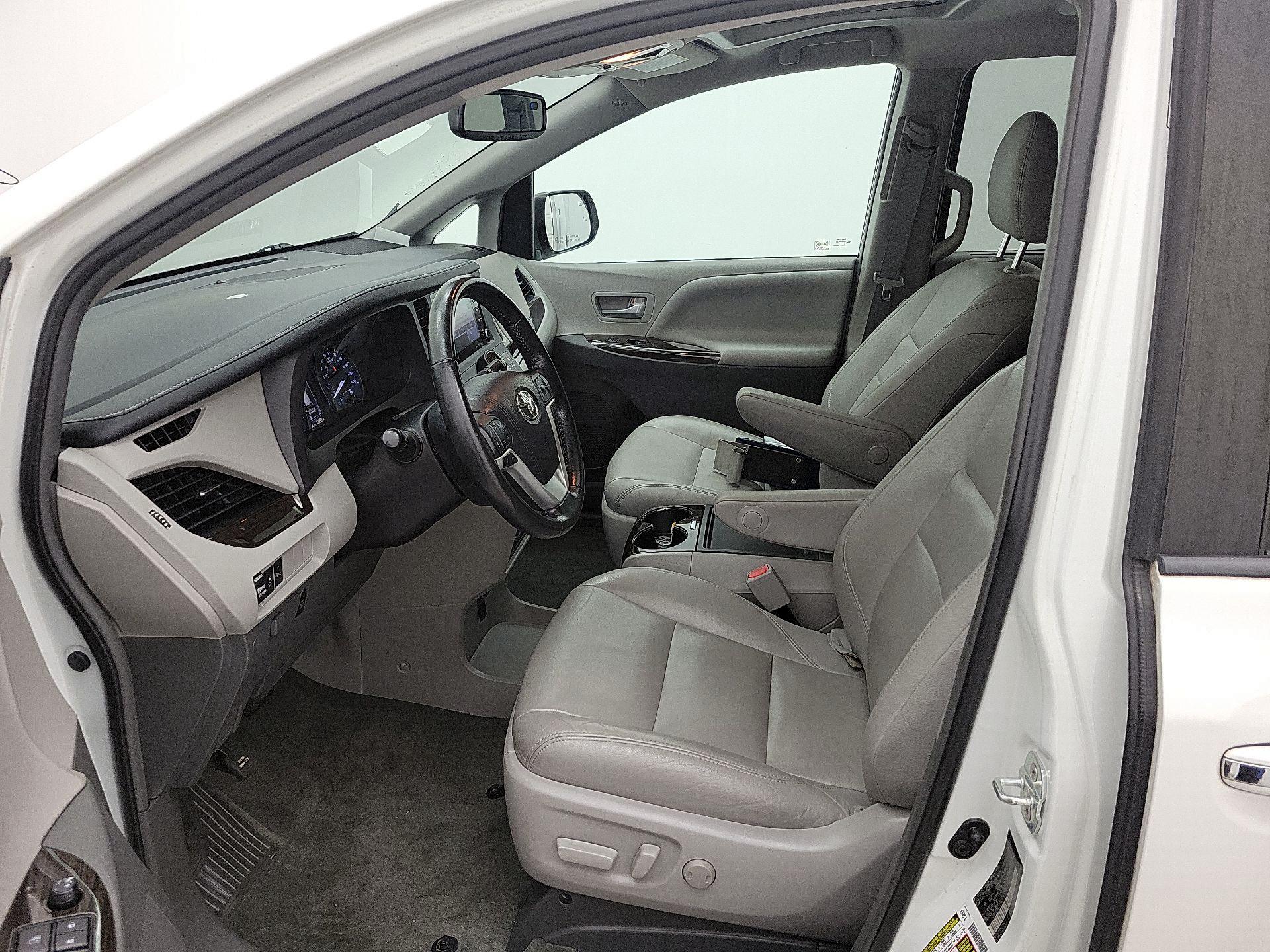 Thumbnail: 2018 Toyota Sienna - 11