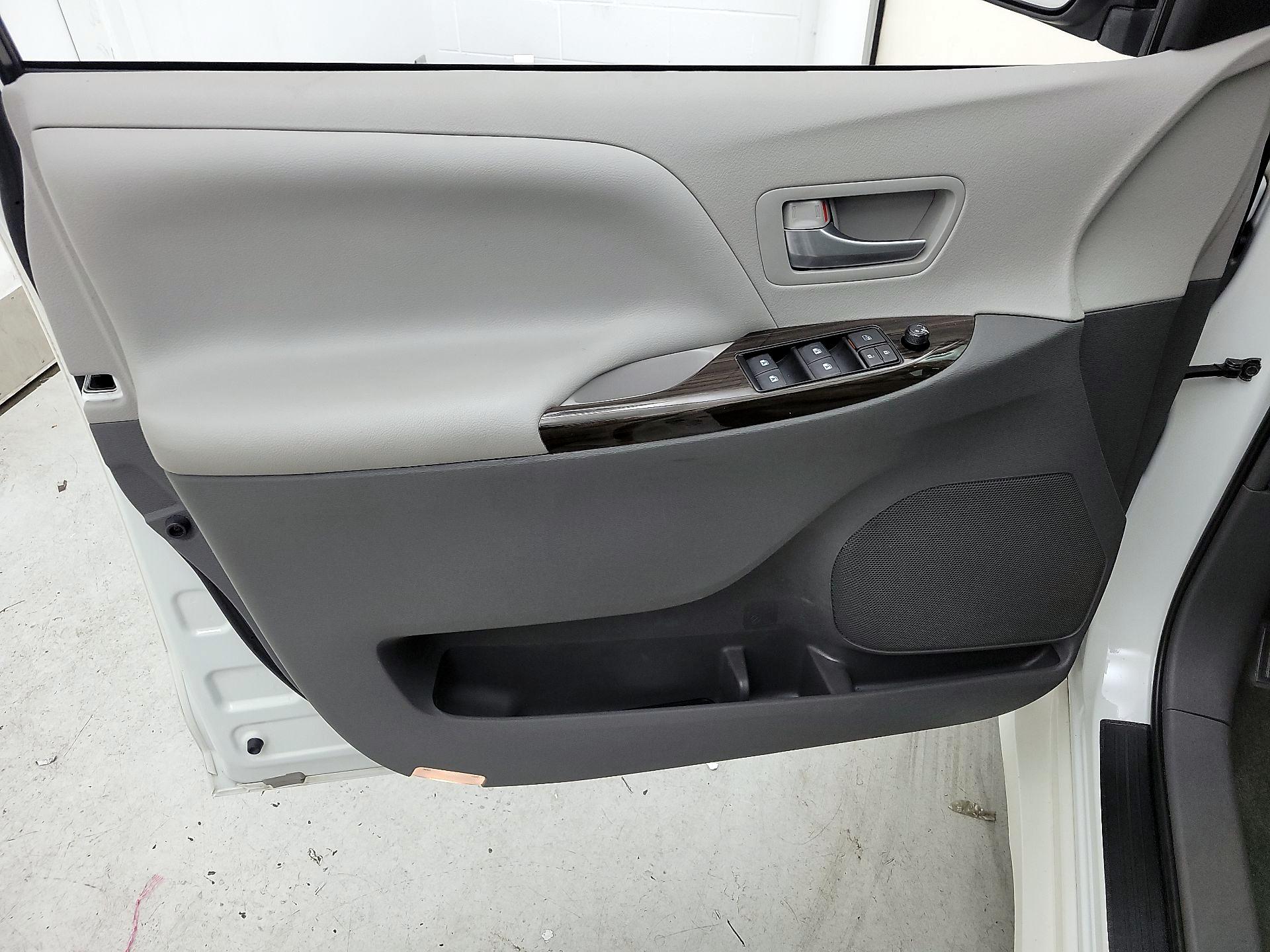 Thumbnail: 2018 Toyota Sienna - 12