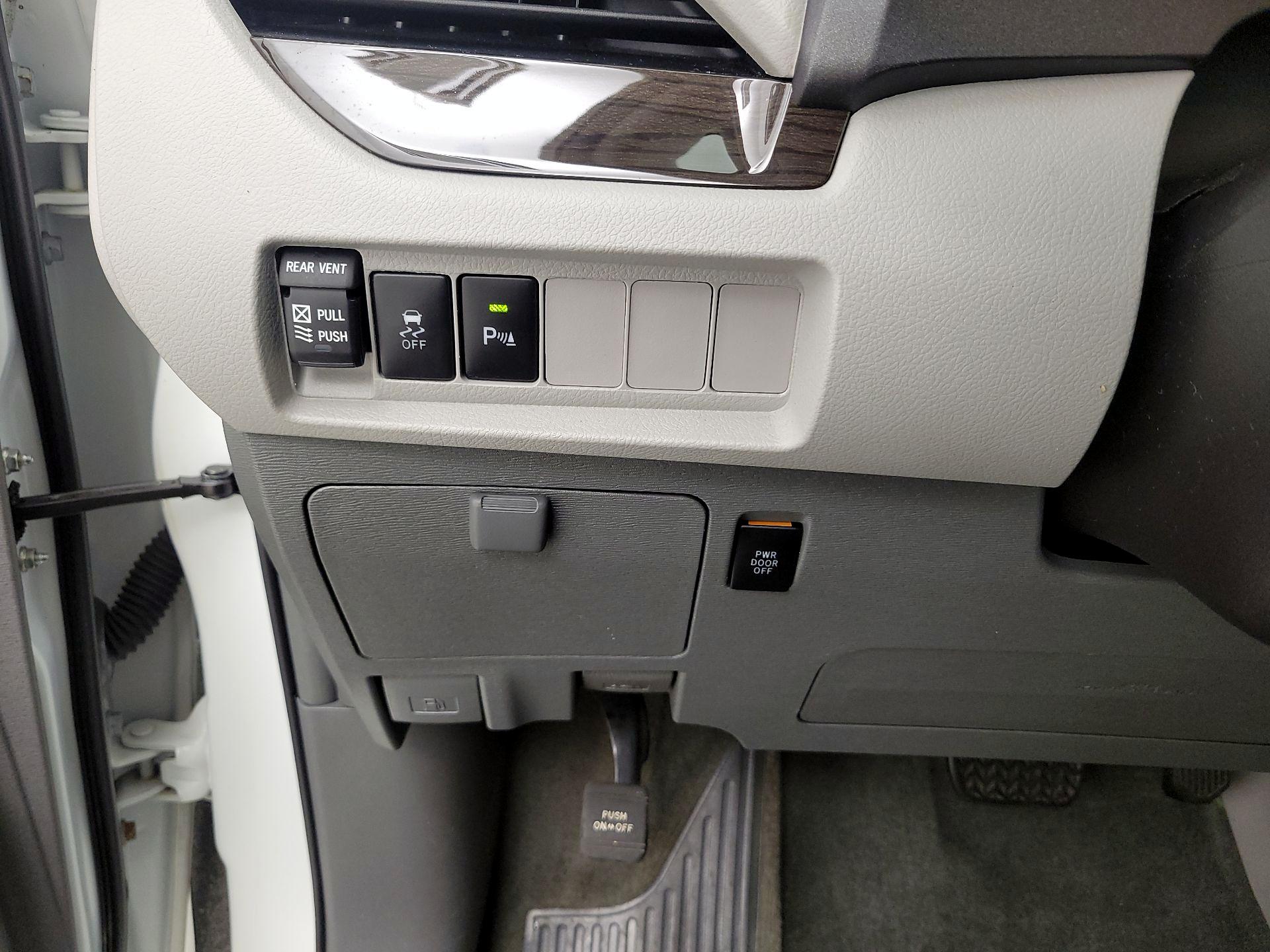 Thumbnail: 2018 Toyota Sienna - 13