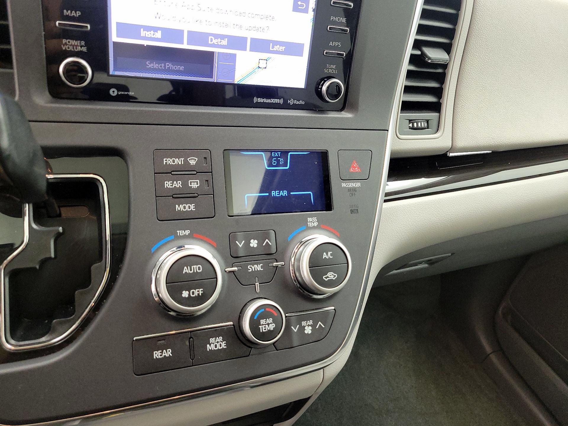 Thumbnail: 2018 Toyota Sienna - 17