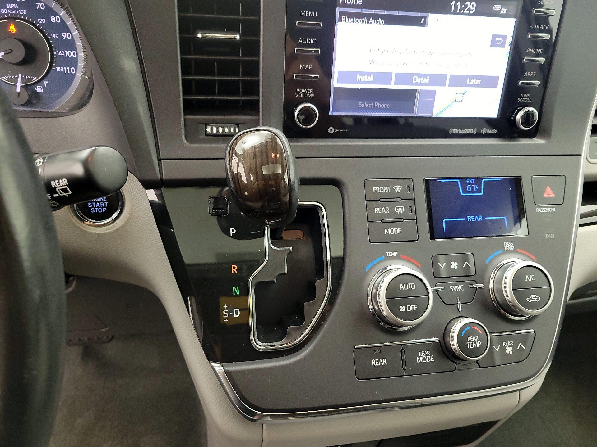 Thumbnail: 2018 Toyota Sienna - 18