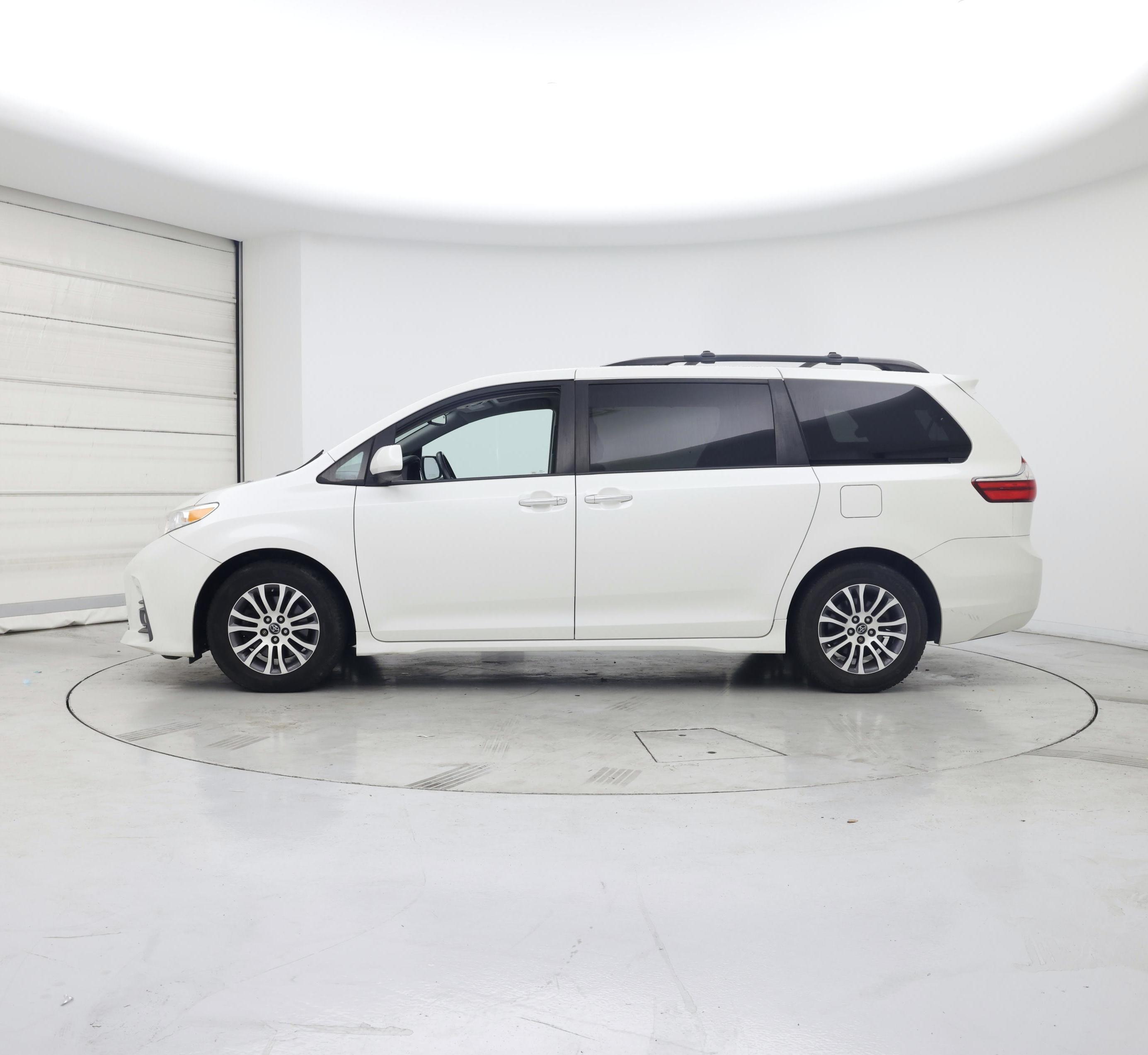 Thumbnail: 2018 Toyota Sienna - 3