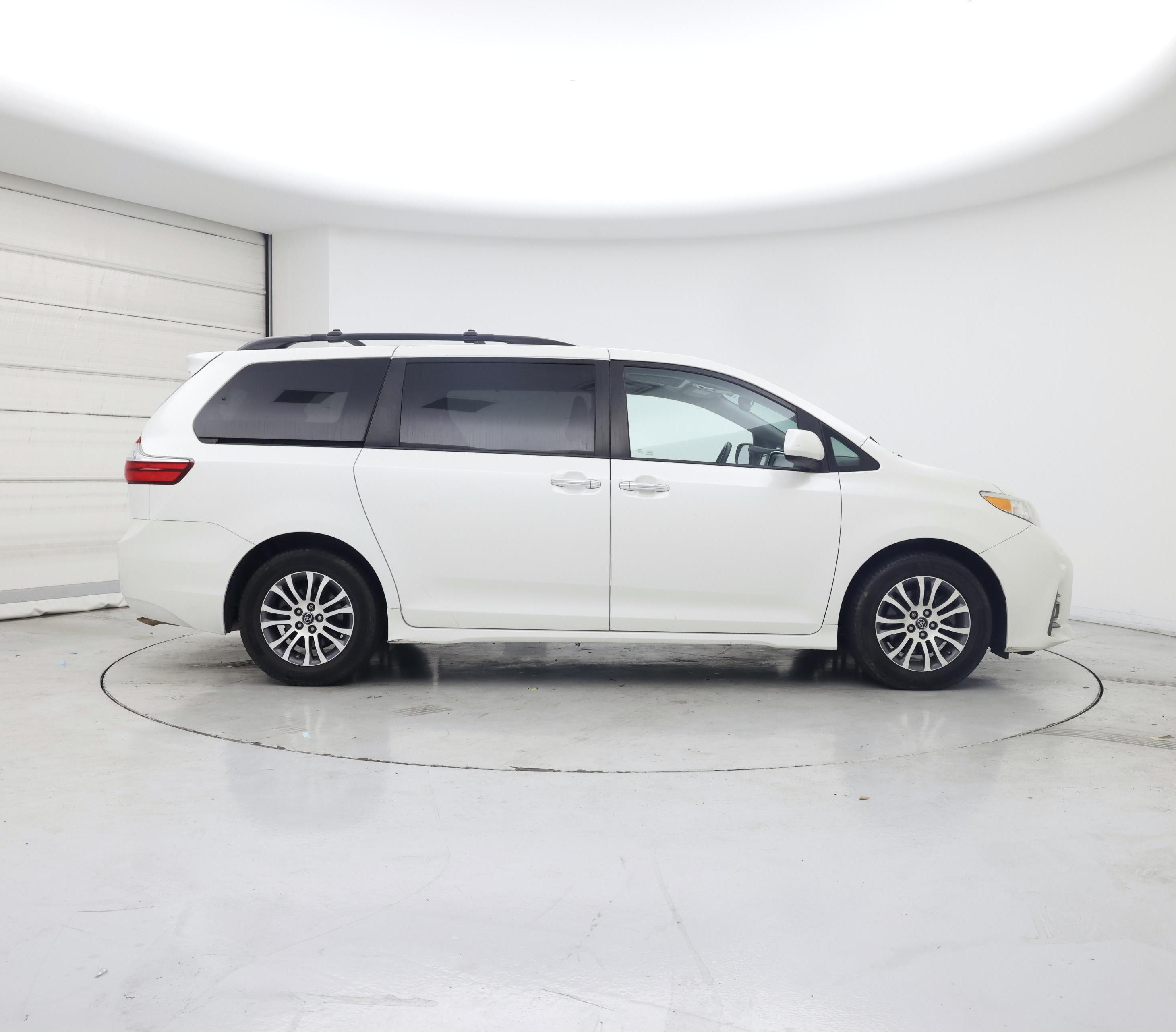 Thumbnail: 2018 Toyota Sienna - 7