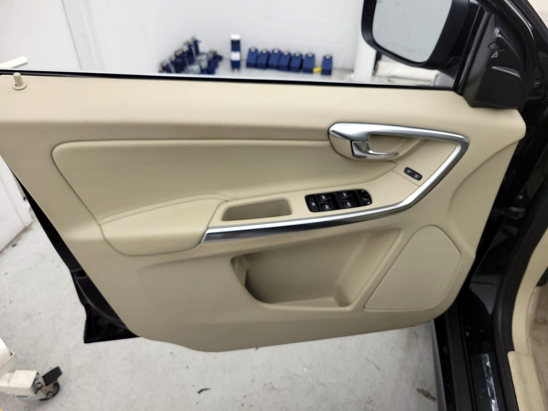 Thumbnail: 2016 Volvo XC60 - 12