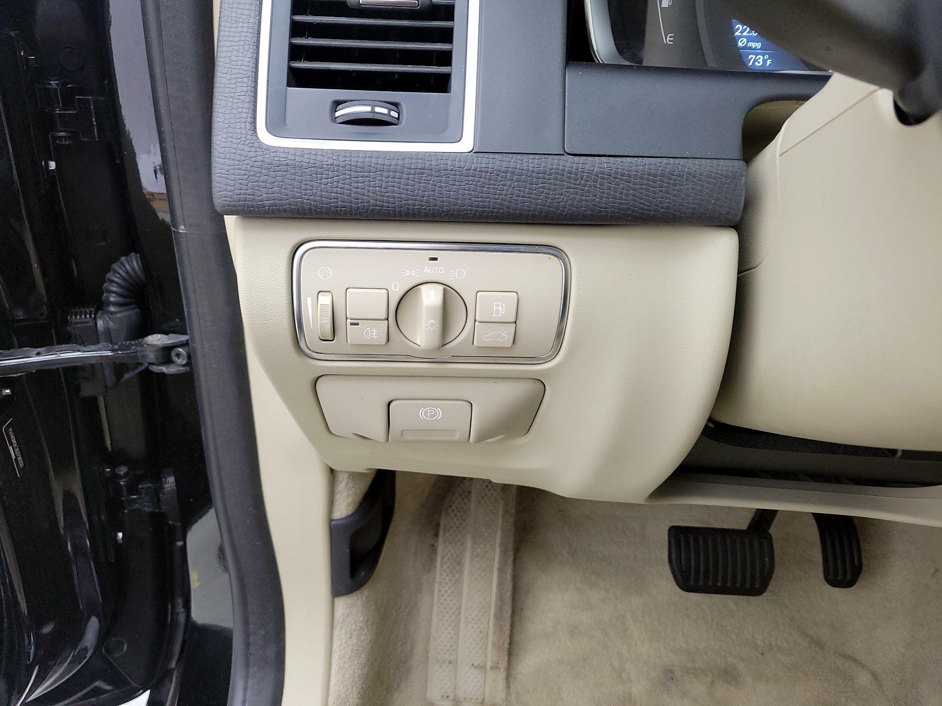 Thumbnail: 2016 Volvo XC60 - 13