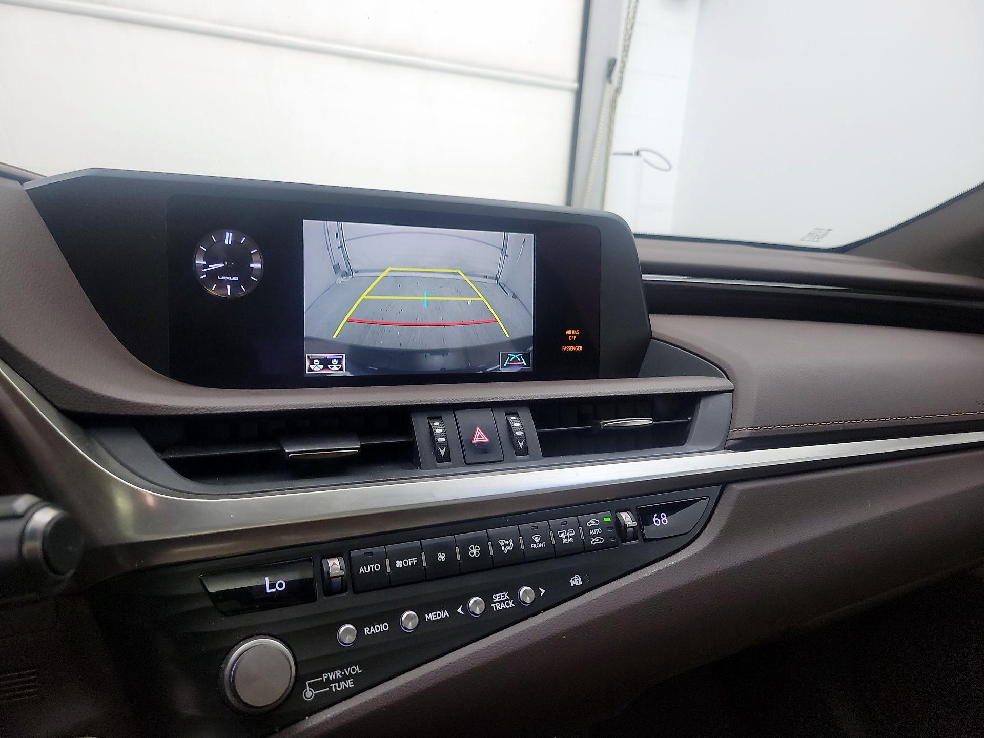 Thumbnail: 2021 Lexus ES - 14