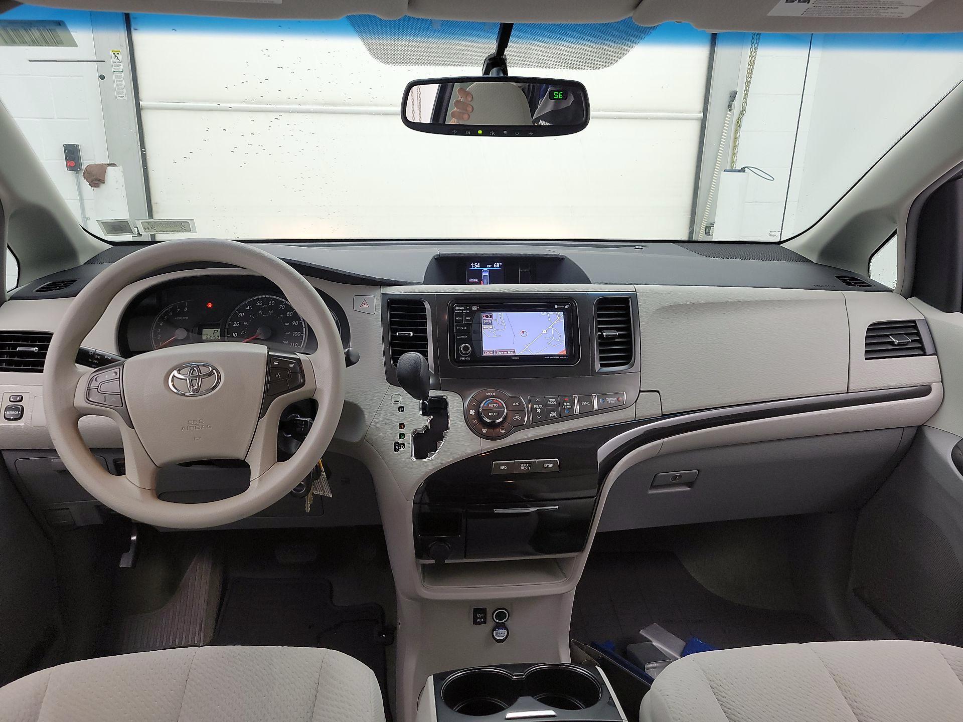 Thumbnail: 2014 Toyota Sienna - 9